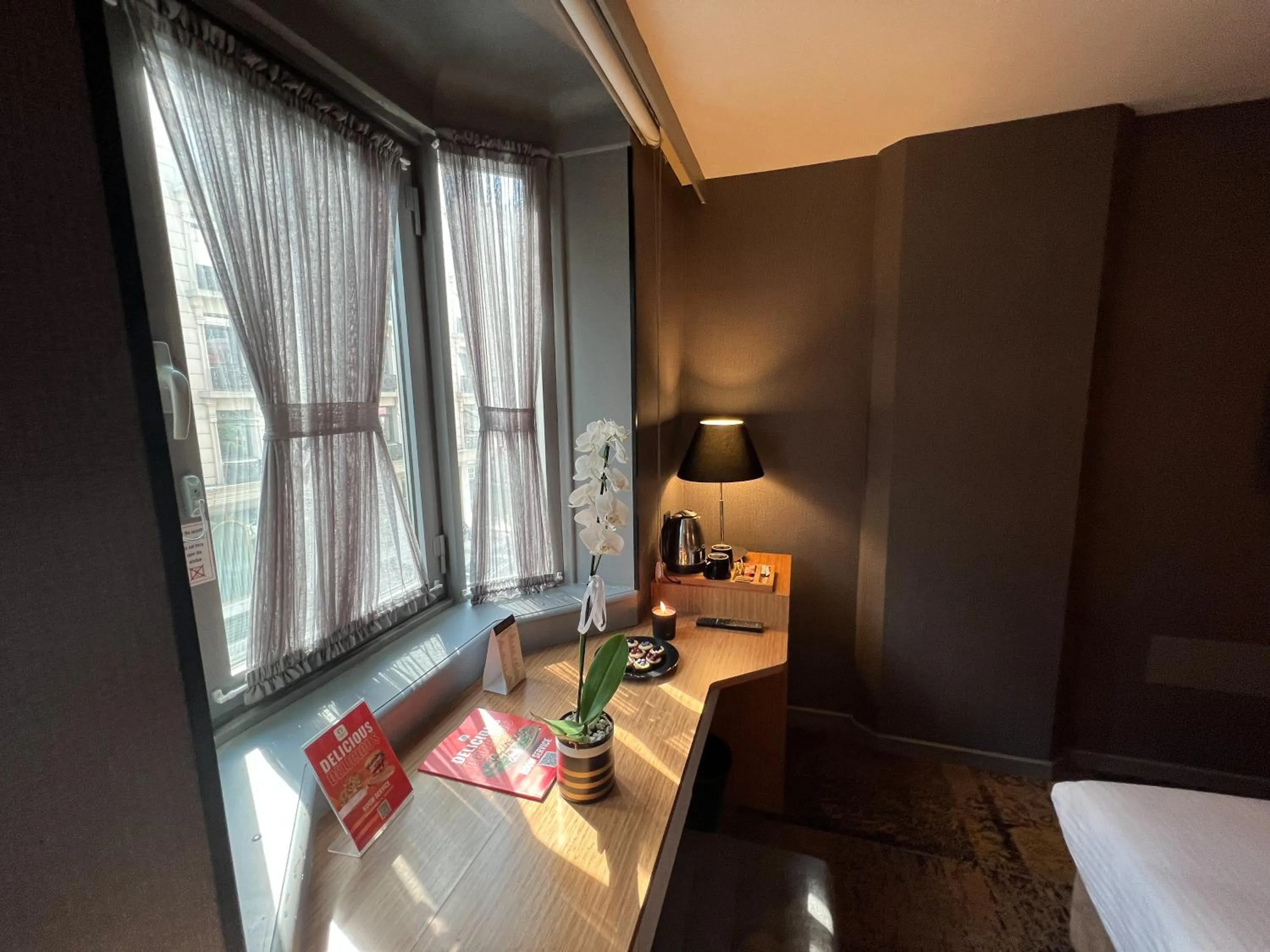 Coffee/tea facilities, Bed in All Seasons Hotel