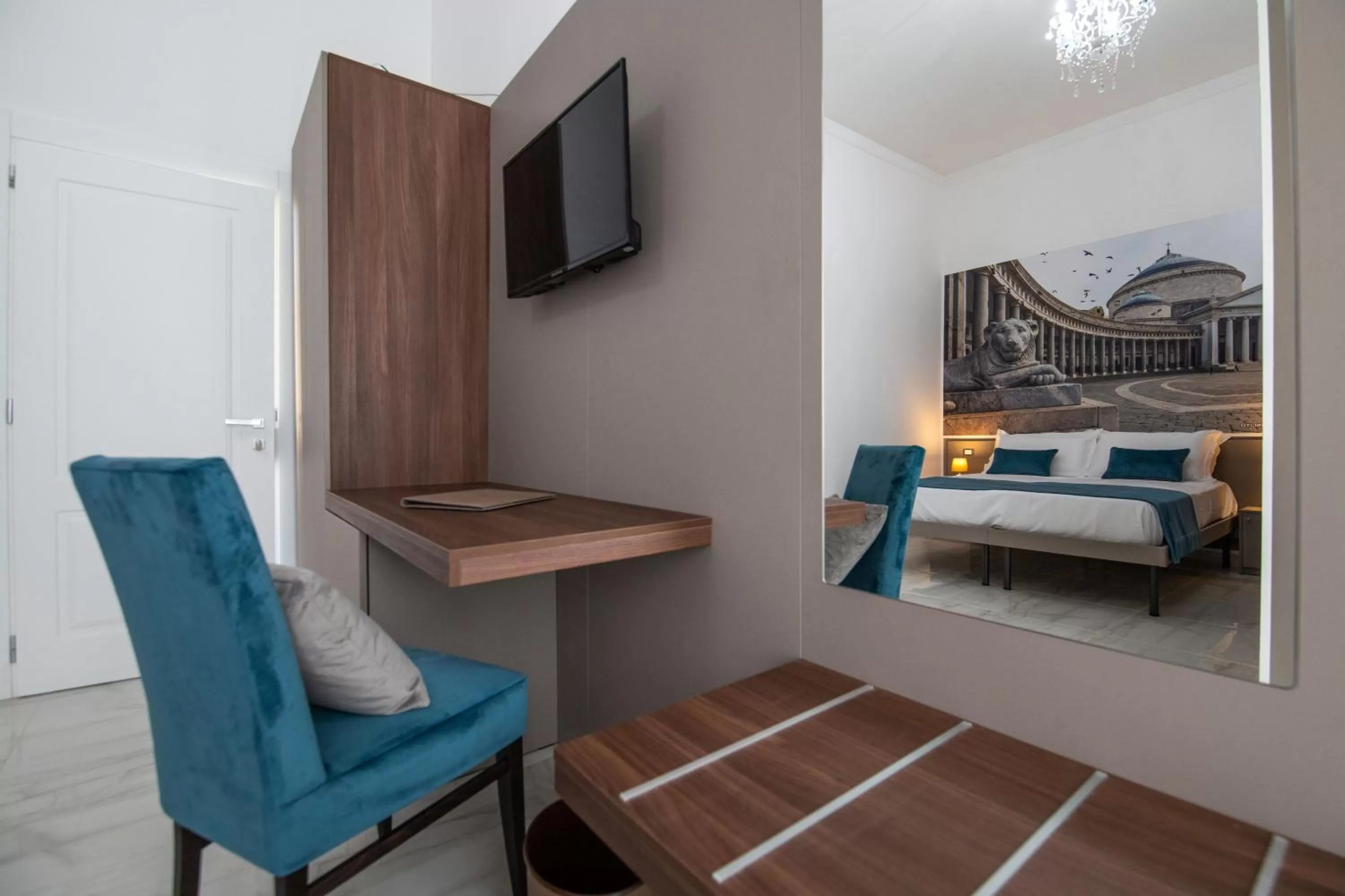 TV and multimedia, Bed in Palazzo Caracciolo del Sole