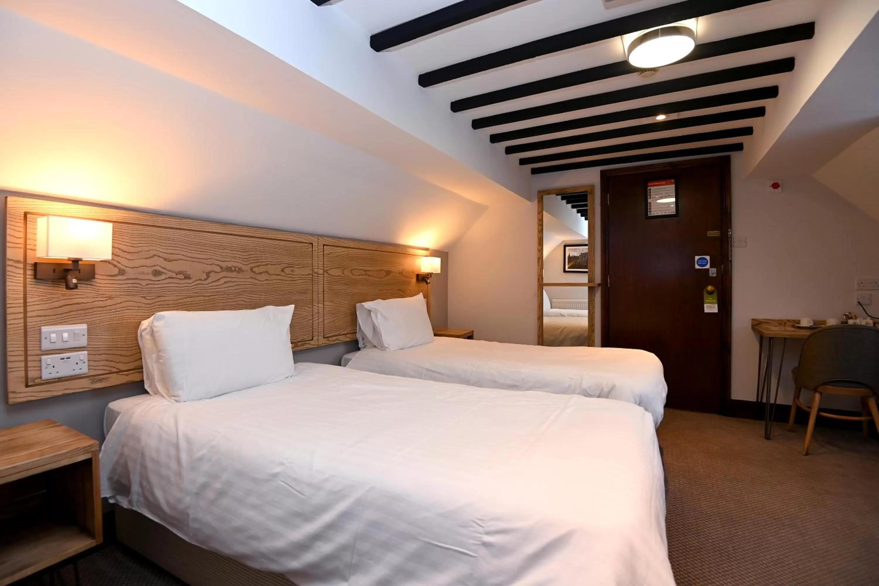 Bedroom, Bed in Swan, Thatcham by Marston's Inns