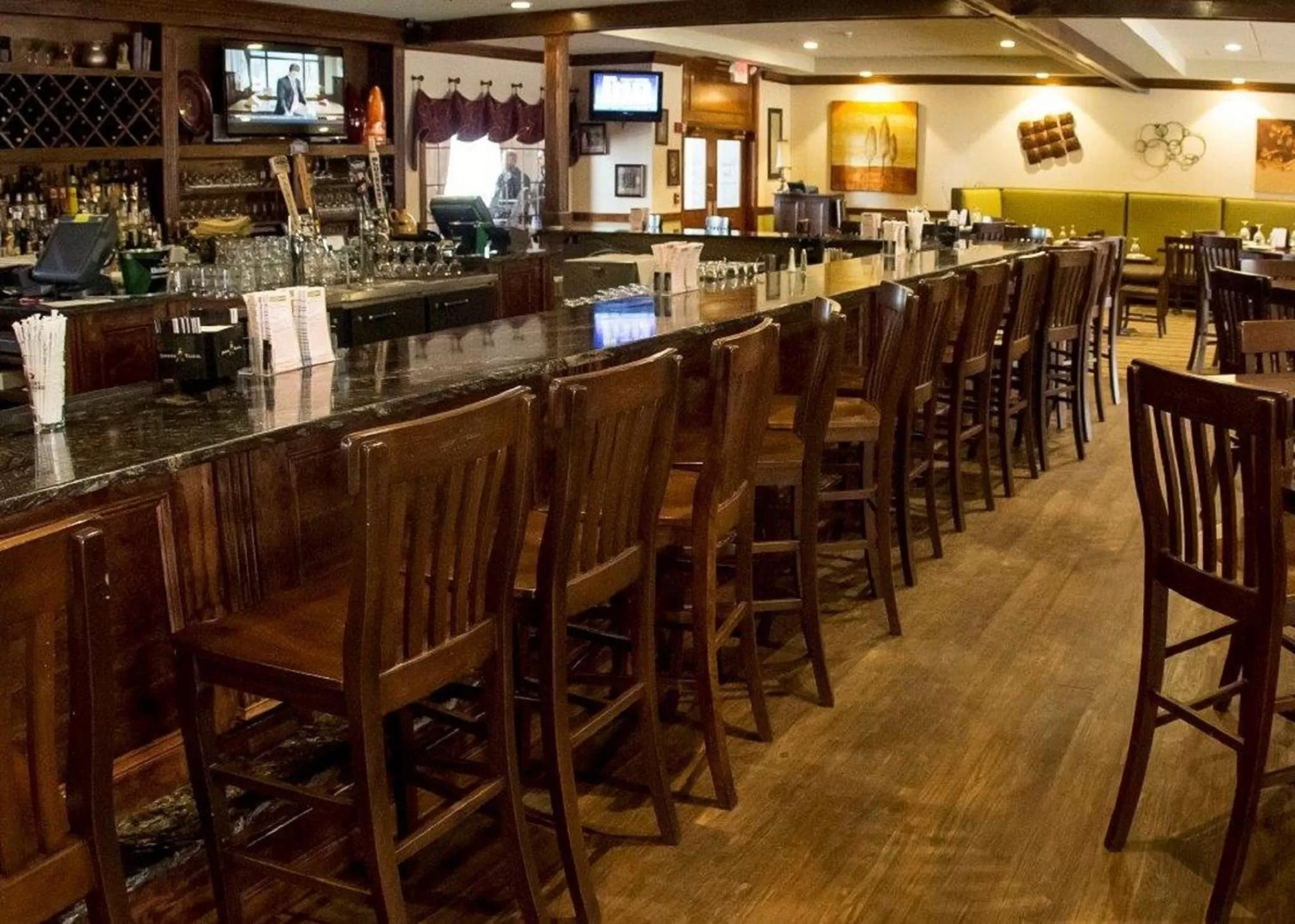 Restaurant/places to eat in Colonial Hotel