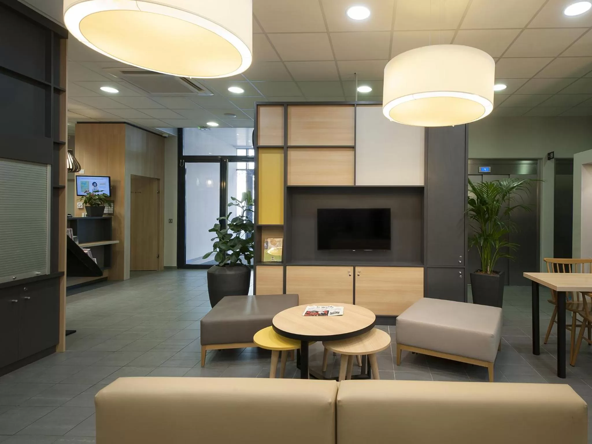 Lounge or bar in B&B HOTEL Lyon Ouest Tassin