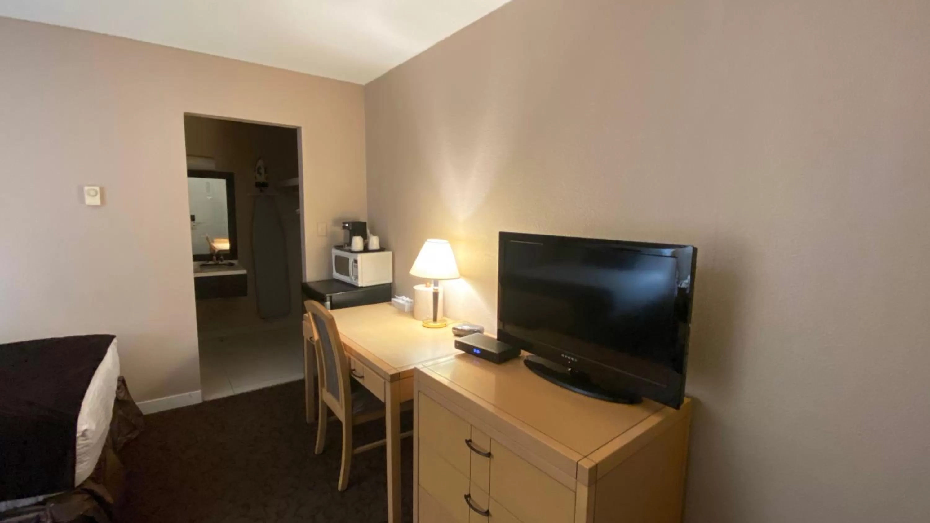 Communal lounge/ TV room in Howard Johnson by Wyndham Downtown Kamloops