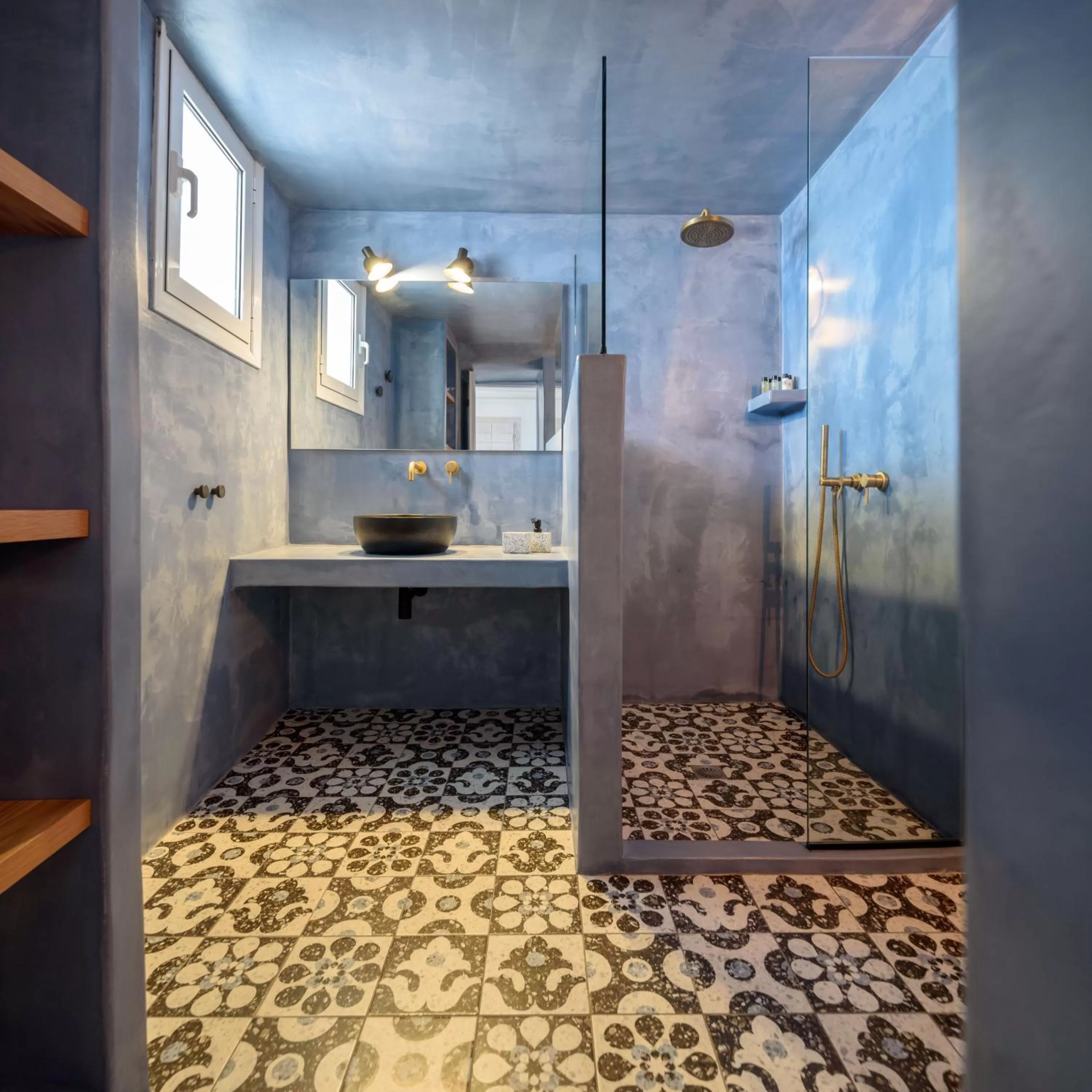 Shower in Keti Hotel