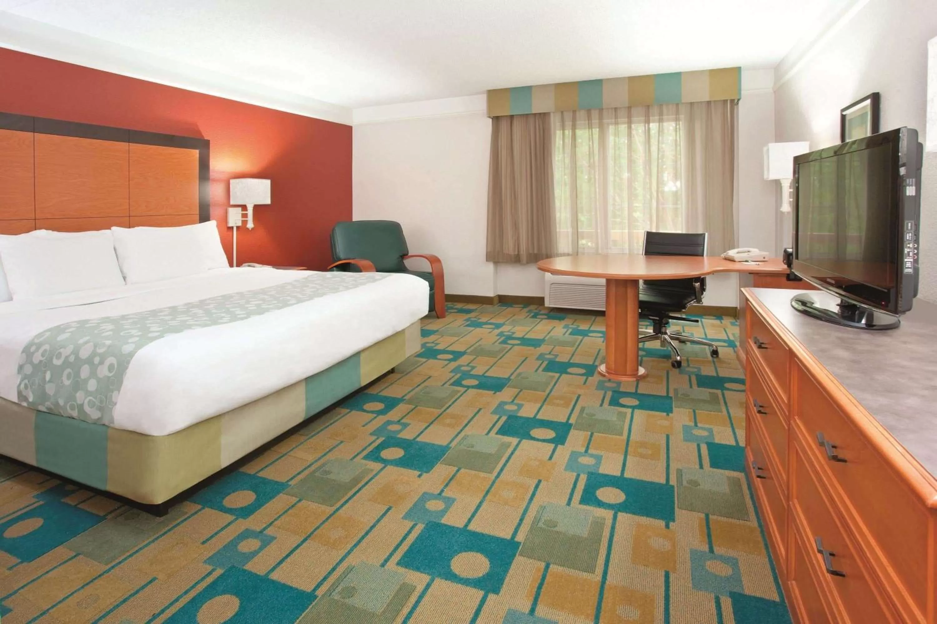 Photo of the whole room, Bed in La Quinta by Wyndham Colorado Springs South Airport