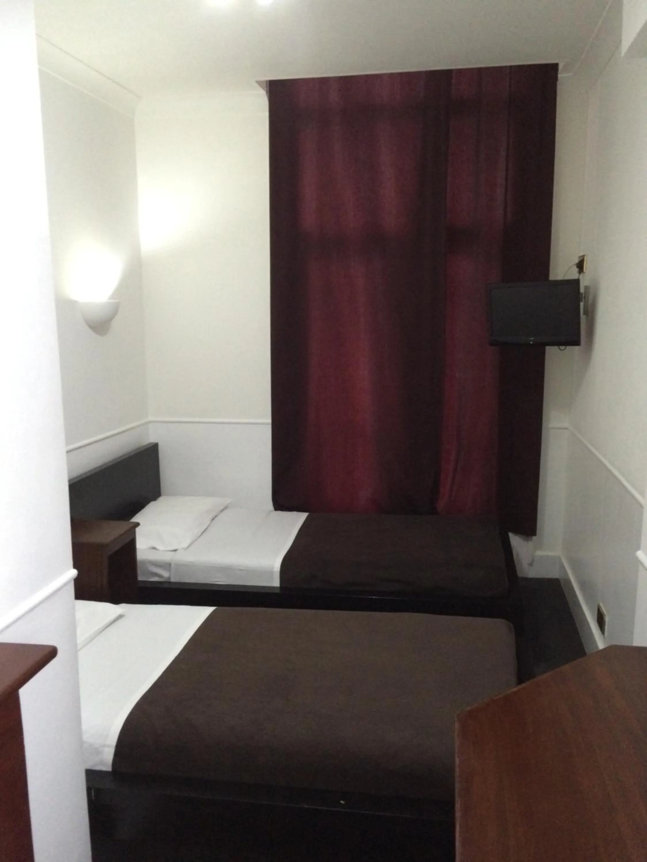 Photo of the whole room in London Continental Hotel