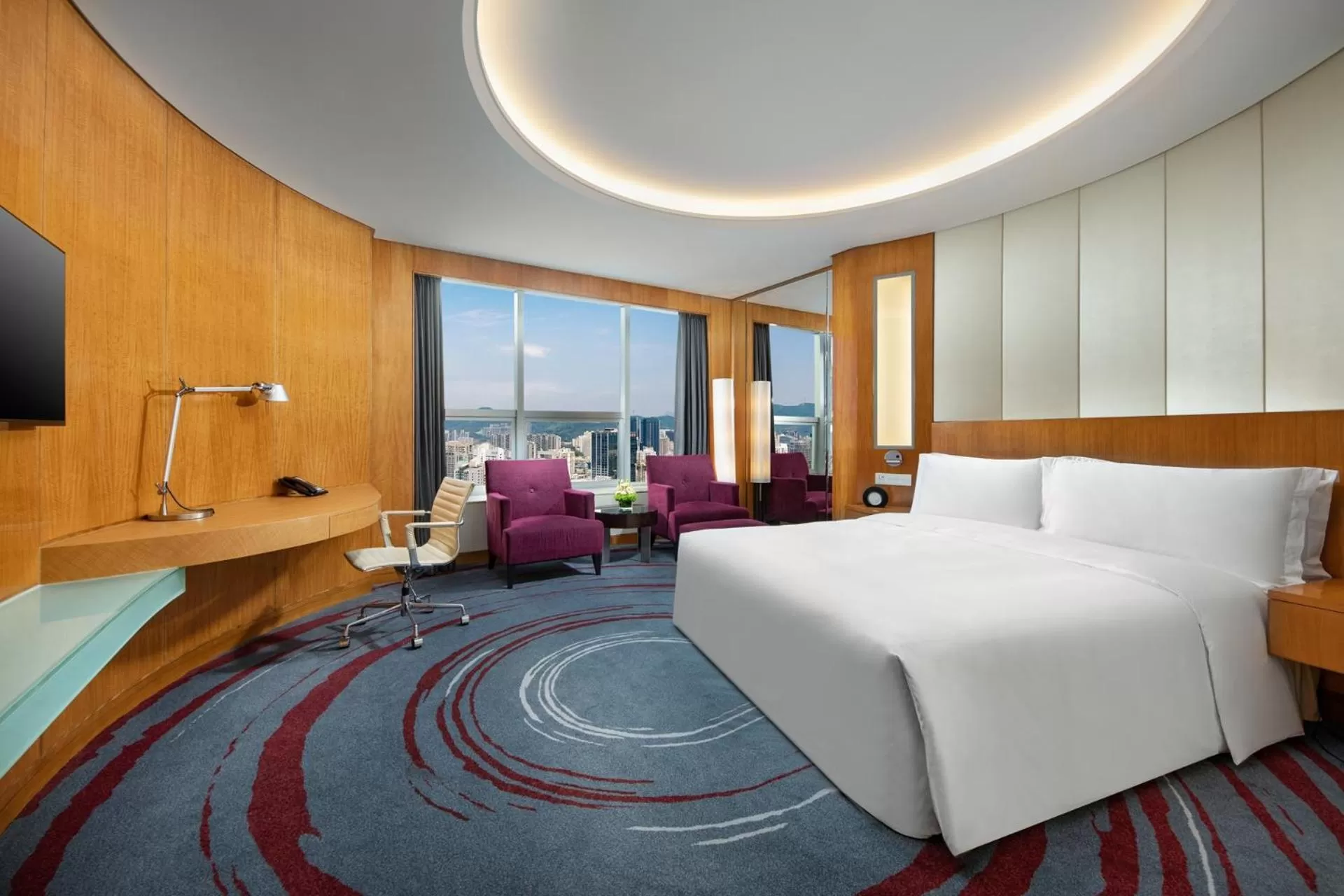 Bedroom, Bed in Crowne Plaza Shenzhen Futian