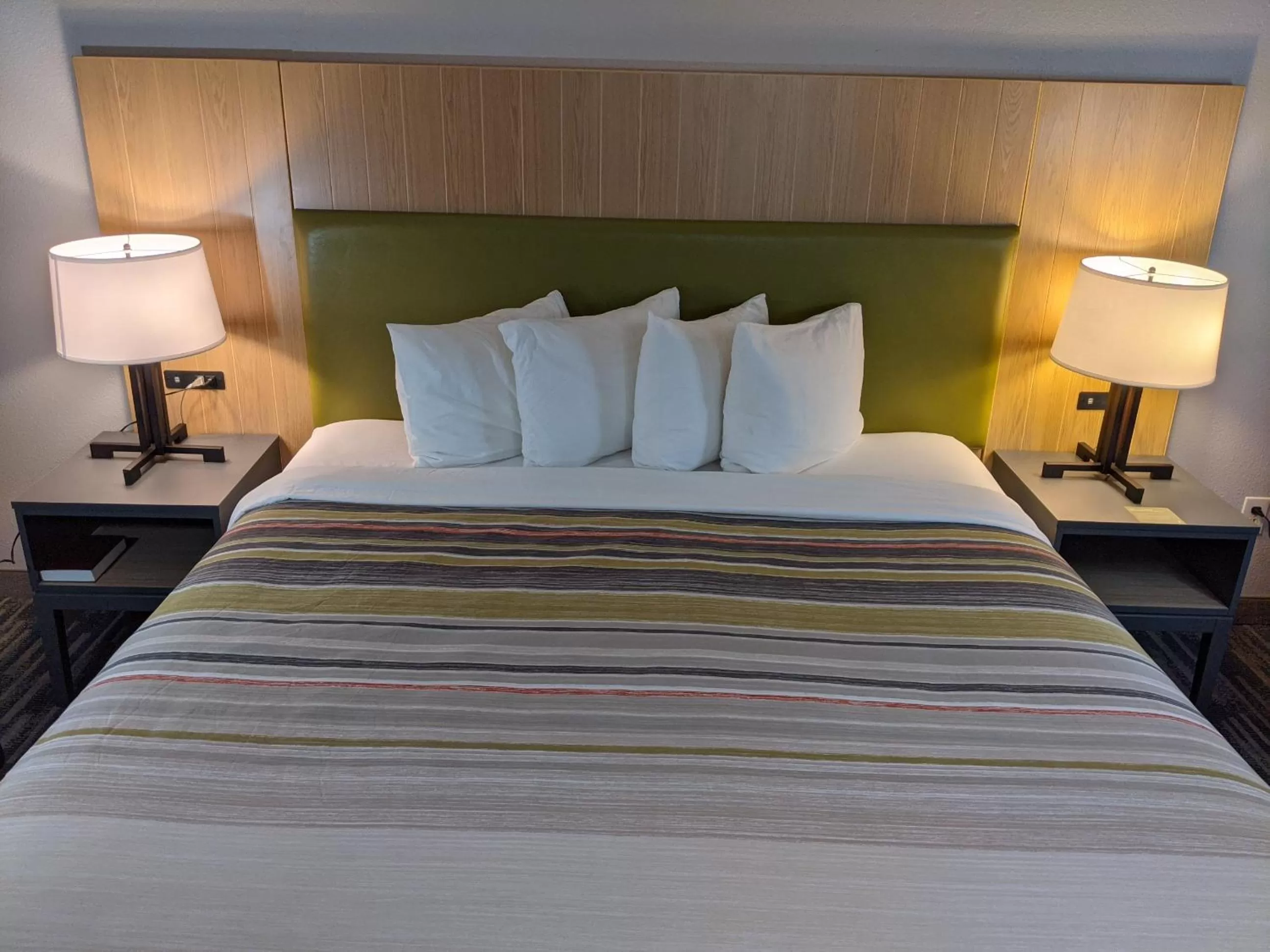 Bed in Country Inn & Suites by Radisson, Nashville, TN