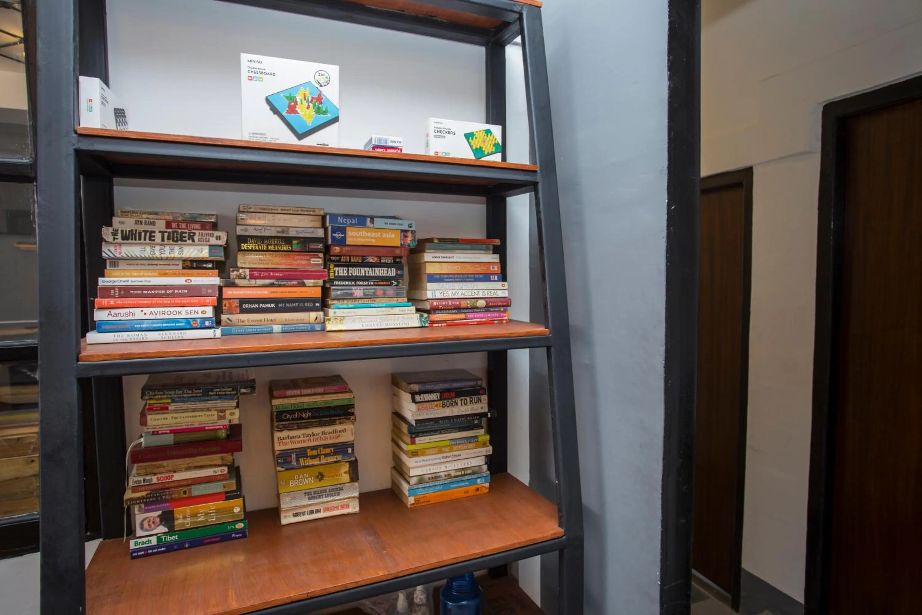 Library in Yakety Yak Hostel