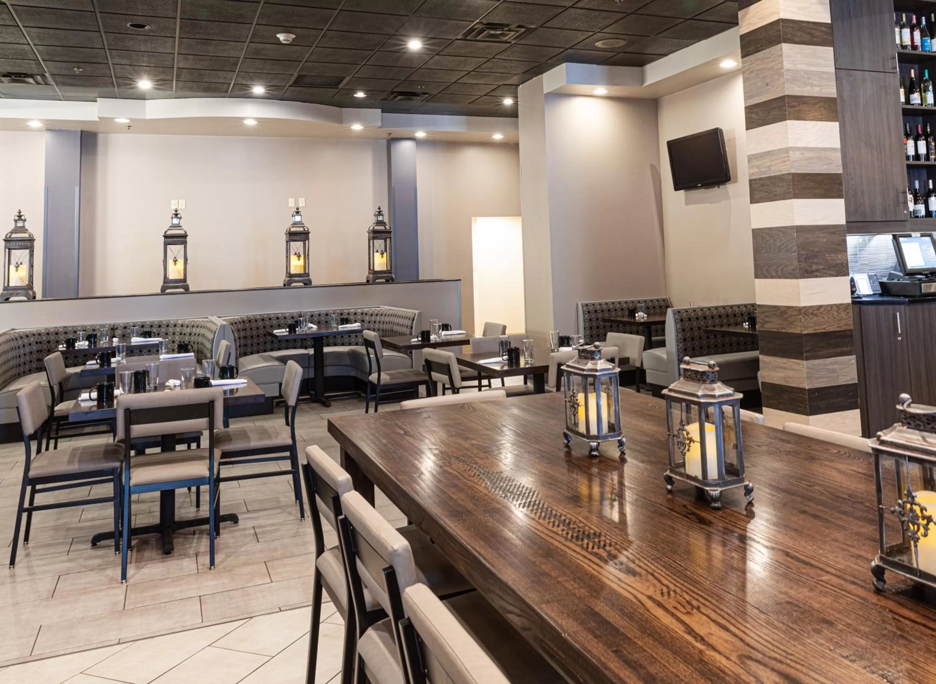 Restaurant/places to eat in Holiday Inn St. Louis Airport West Earth City by IHG