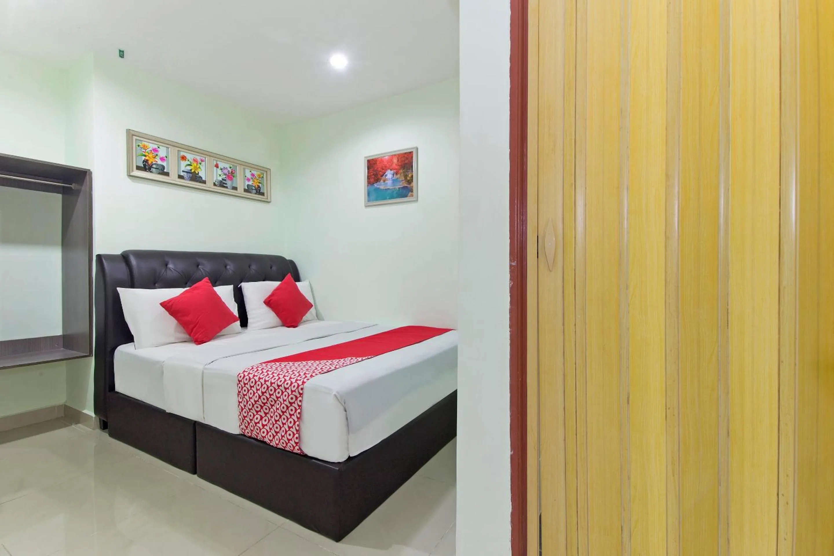 Bedroom, Bed in OYO 444 KL Empire Hotel