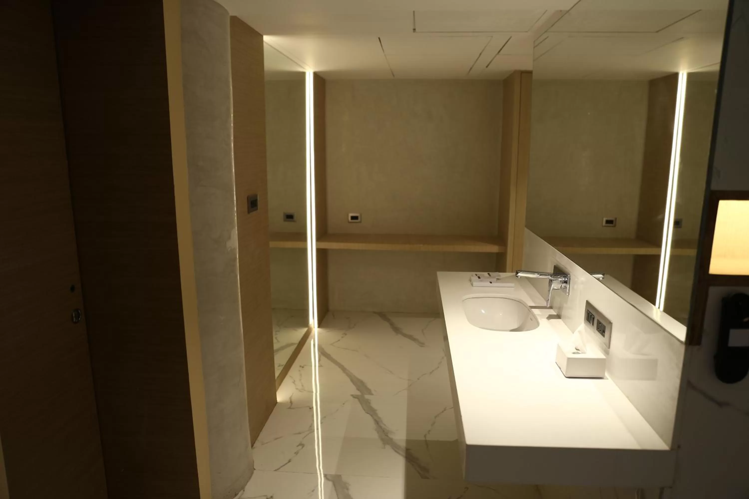 Bathroom, Bed in Clarks Inn Suites Kangra