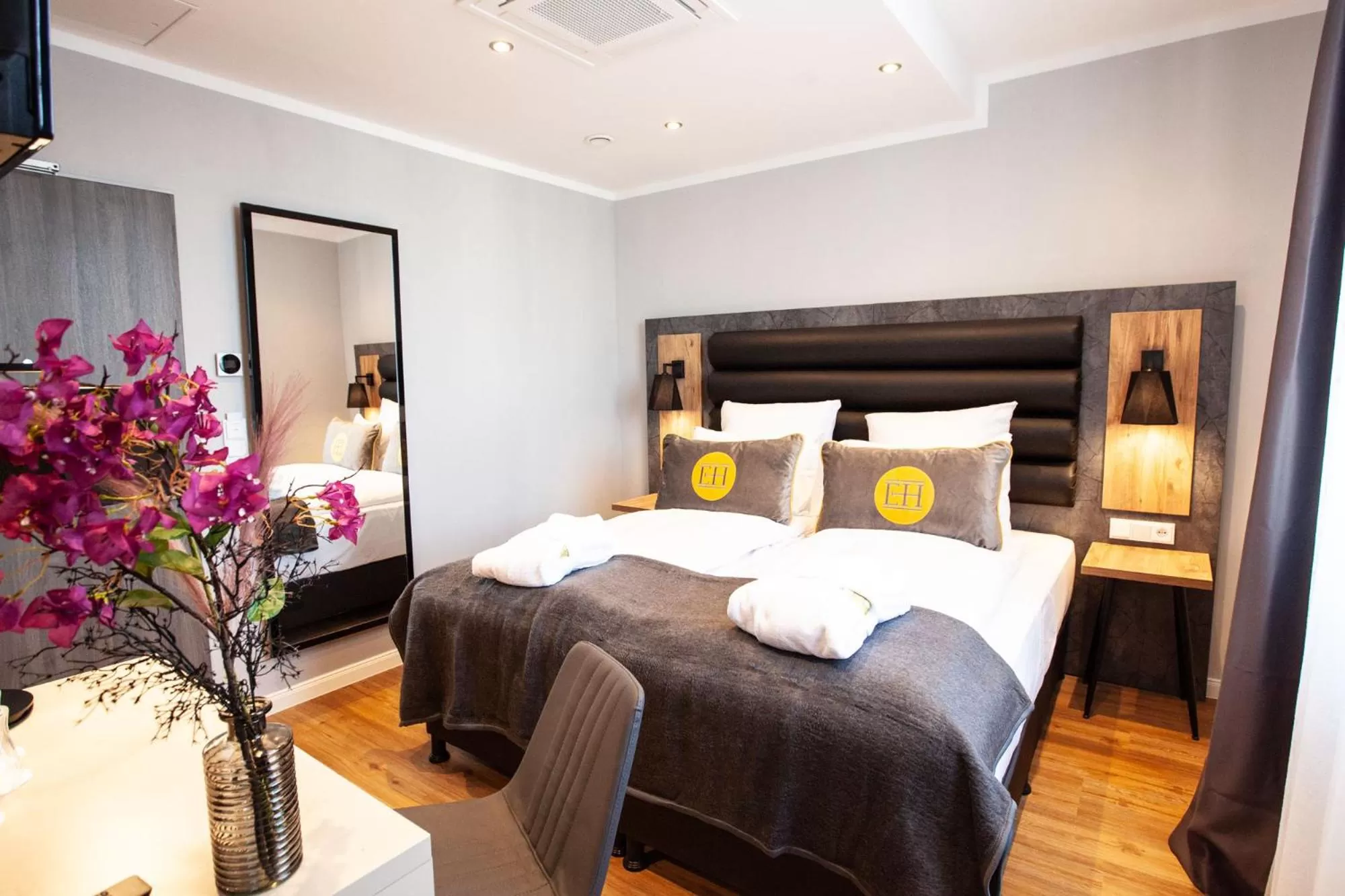 Photo of the whole room, Bed in Elens Hotel