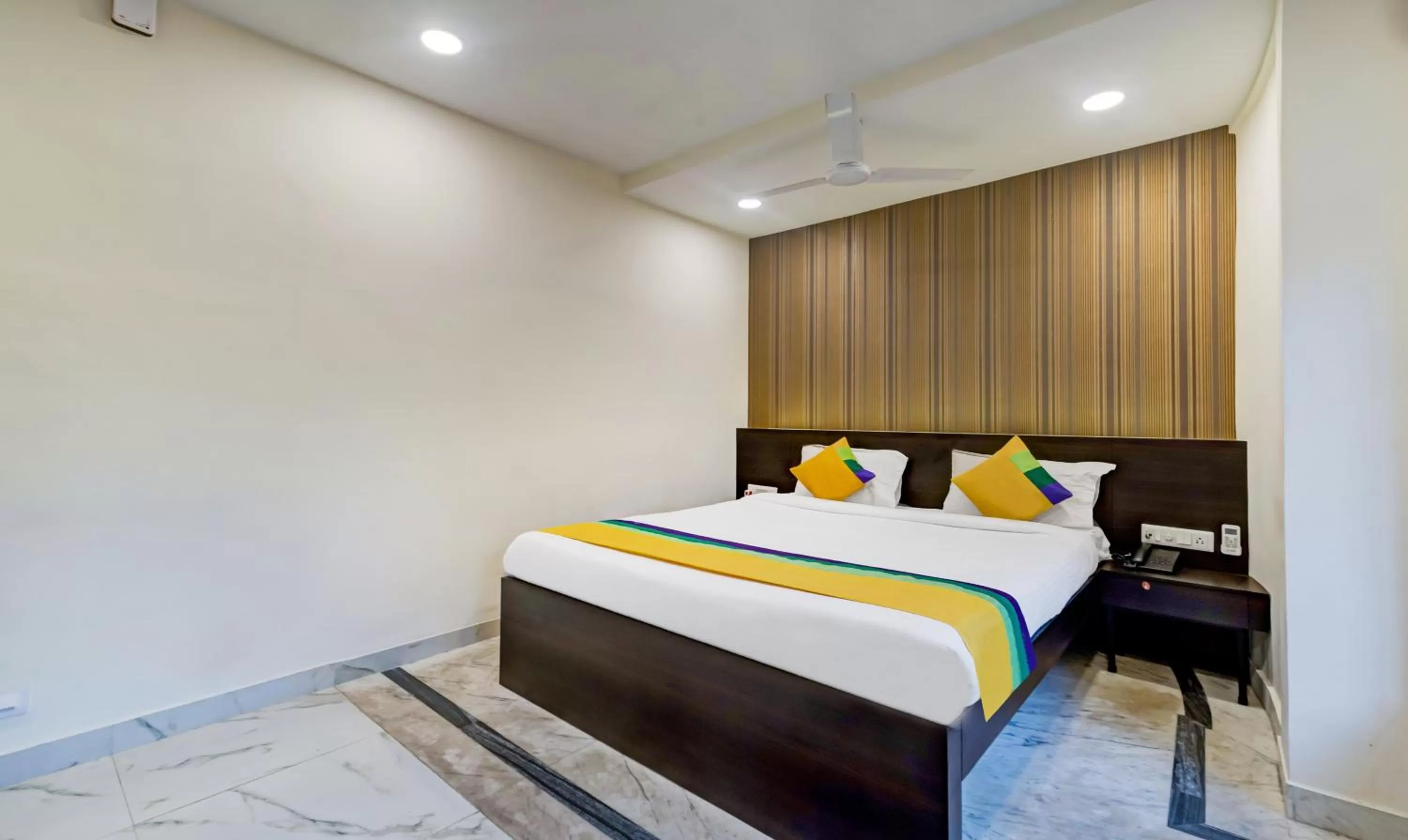 Bedroom, Bed in Itsy Hotels Neeranand Plaza, Bhawanipur