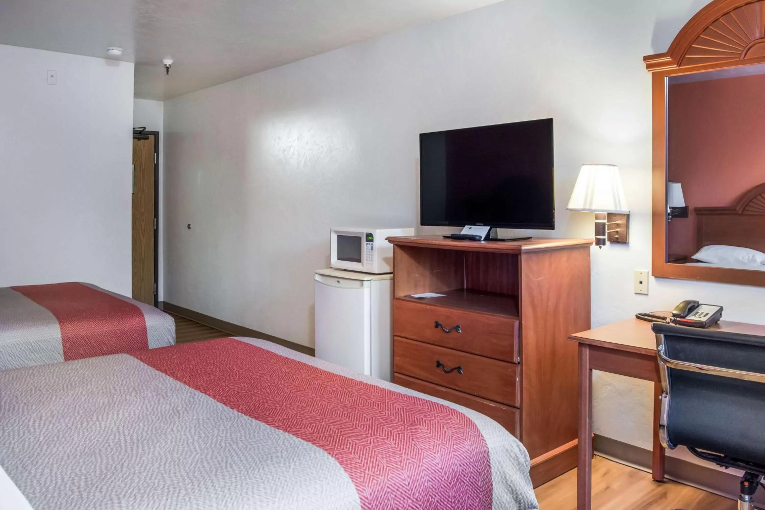 TV and multimedia, Bed in Motel 6-Wilsonville, OR - Portland