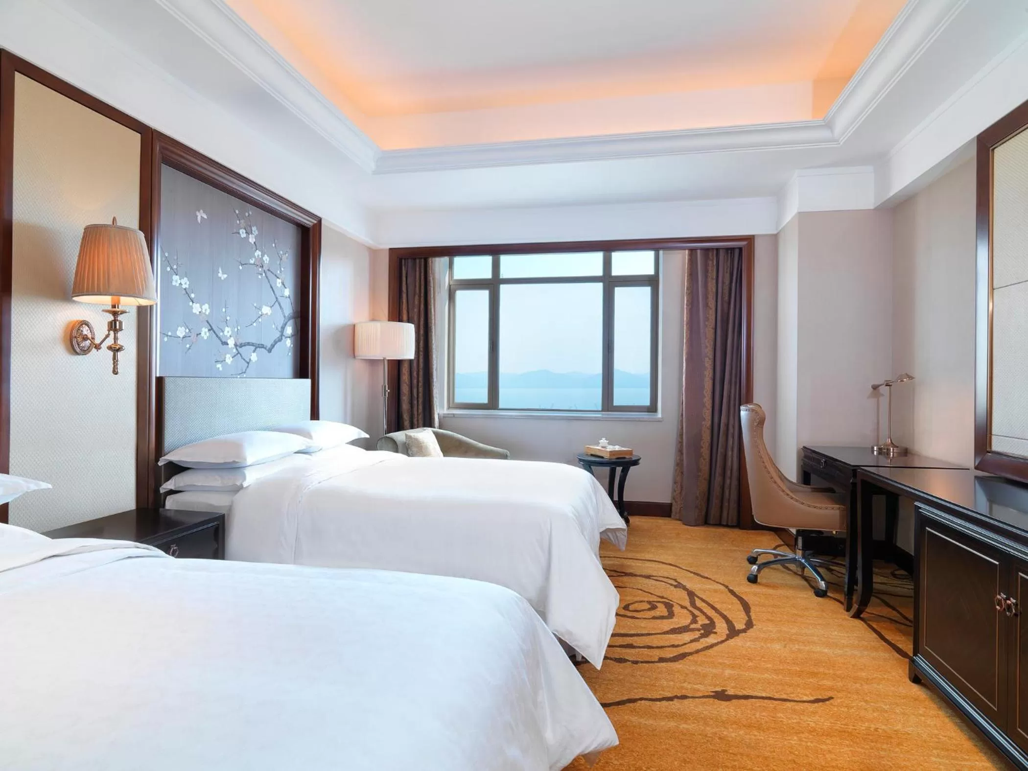 Photo of the whole room, Bed in Sheraton Shantou Hotel