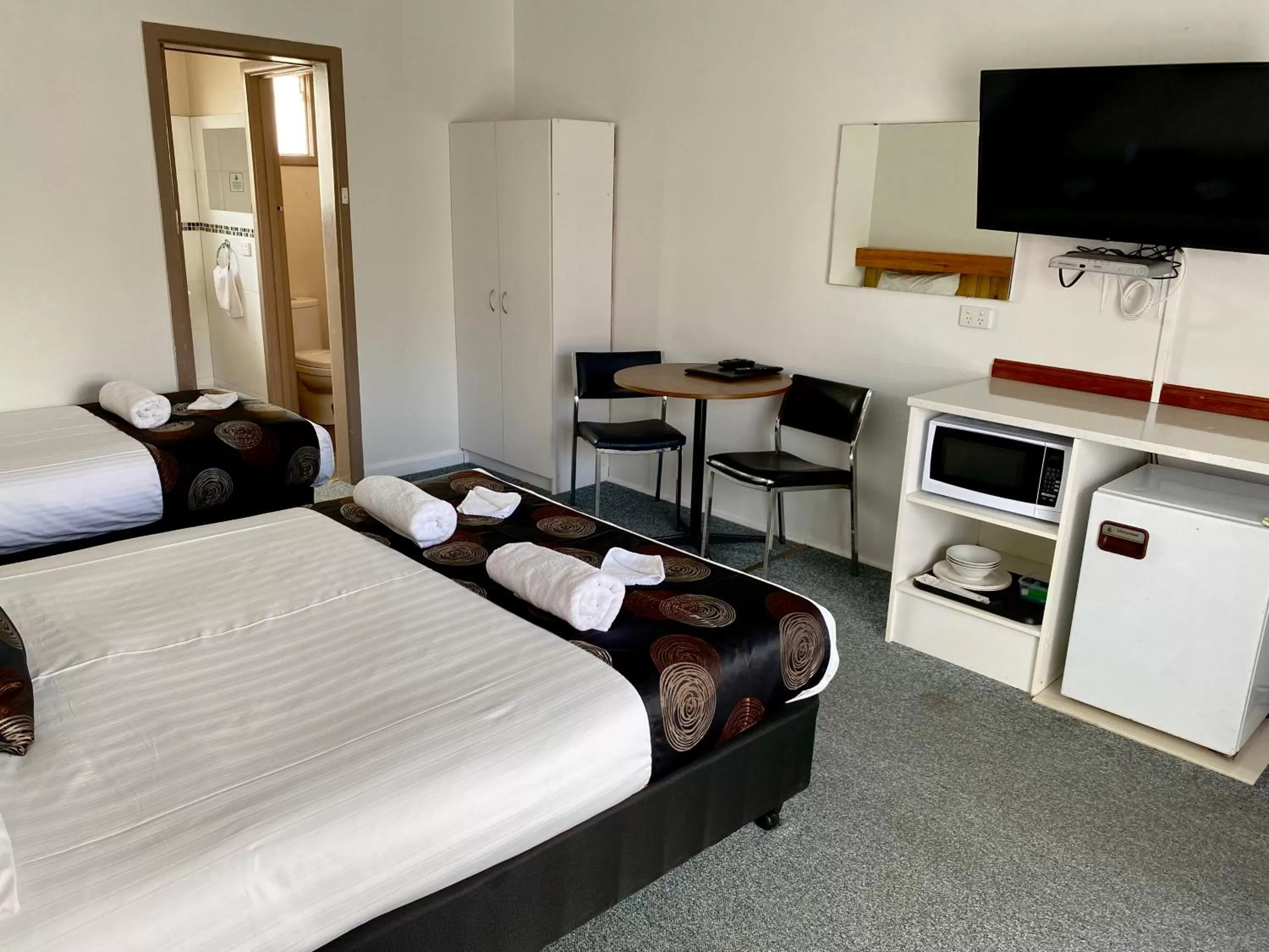 Kitchen or kitchenette, Bed in Motel Stawell