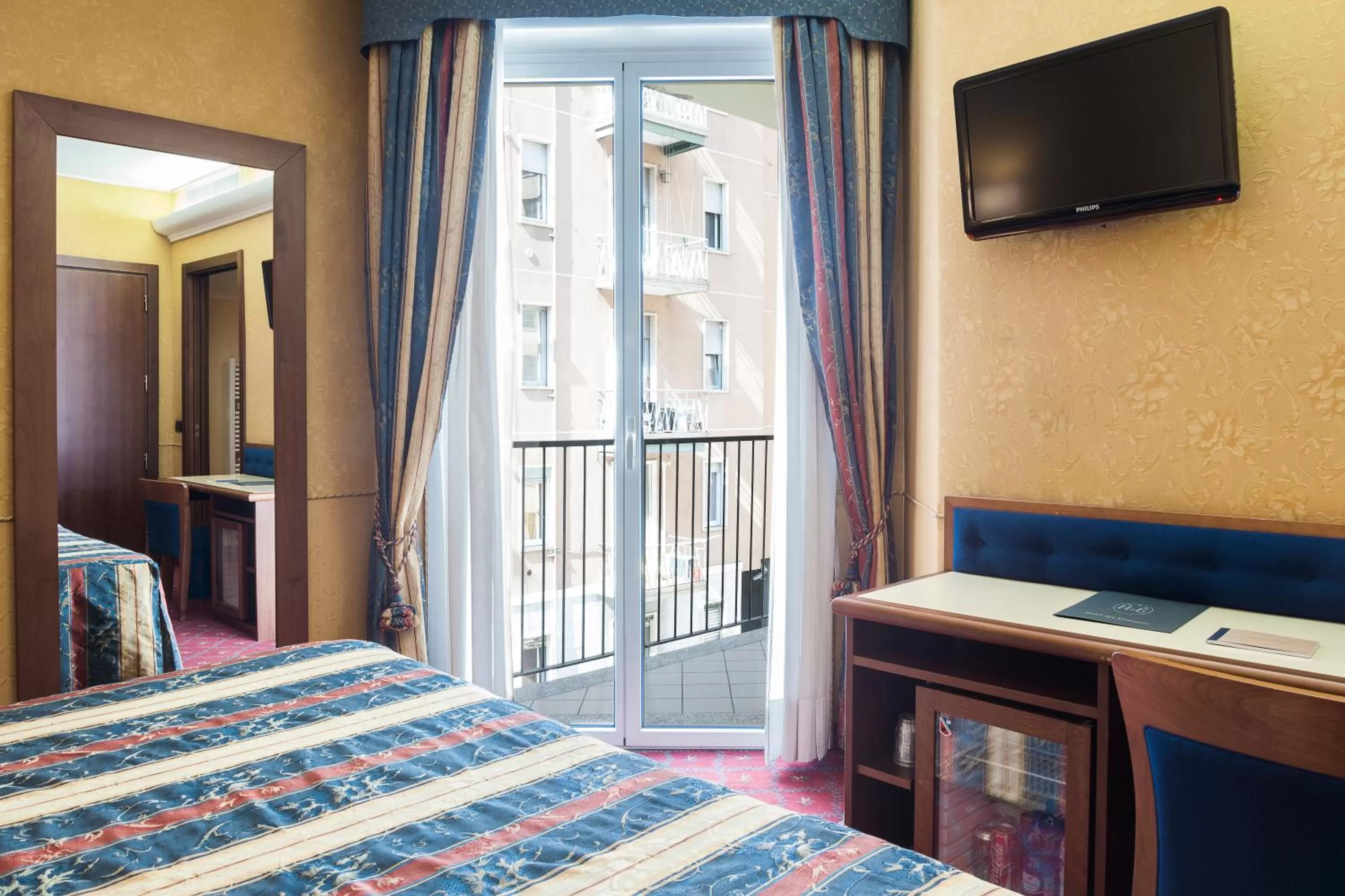 Balcony/Terrace, Bed in Hotel Des Etrangers