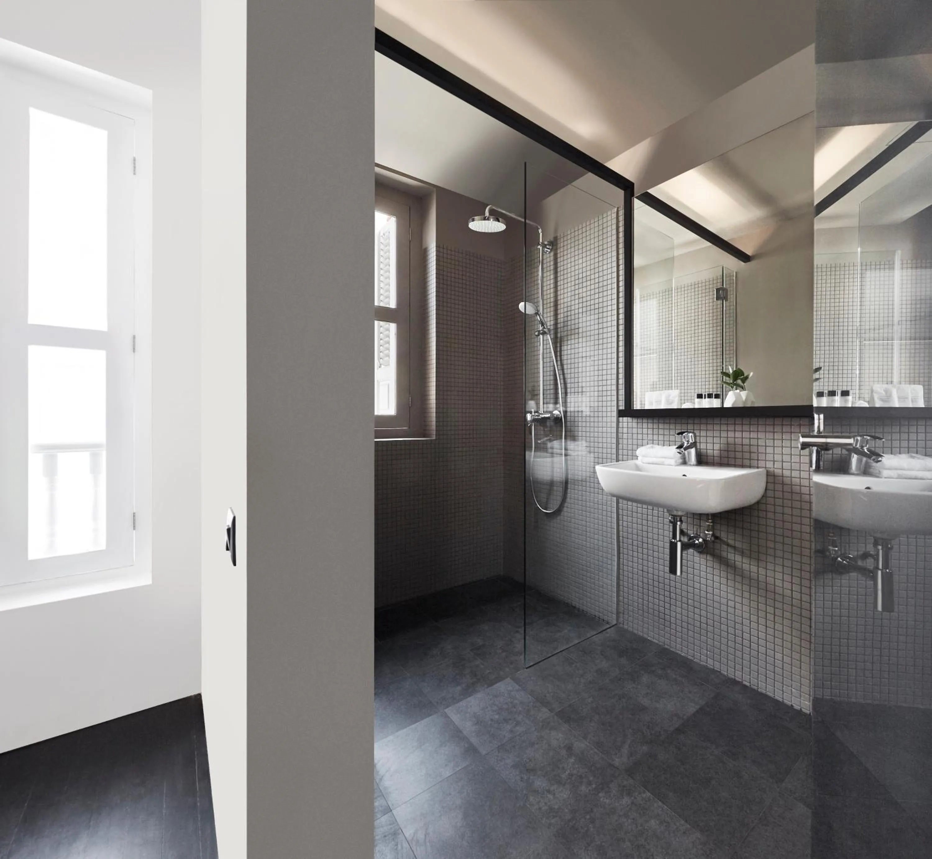 Shower in Hotel Mono