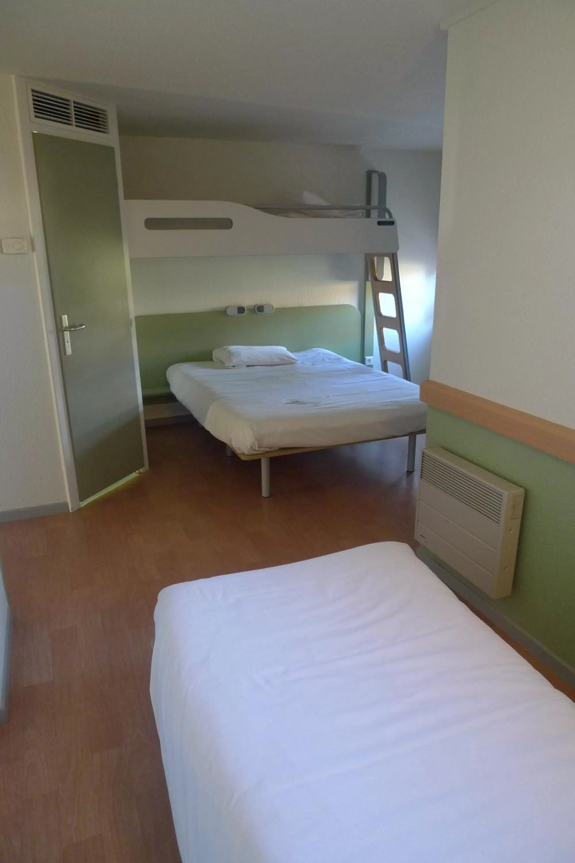 Bed in ibis budget Narbonne Sud A9/A61