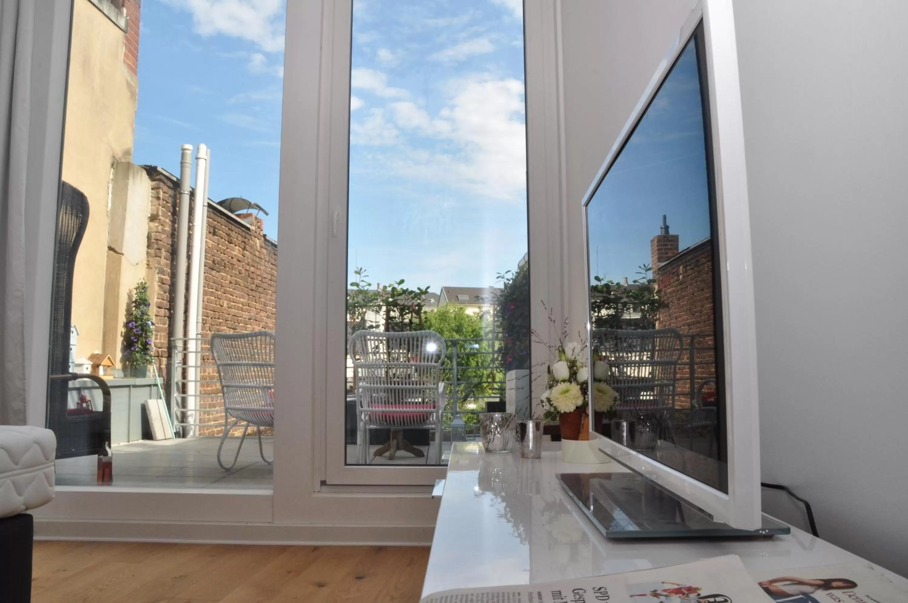 TV and multimedia in Six! Eat Work Sleep