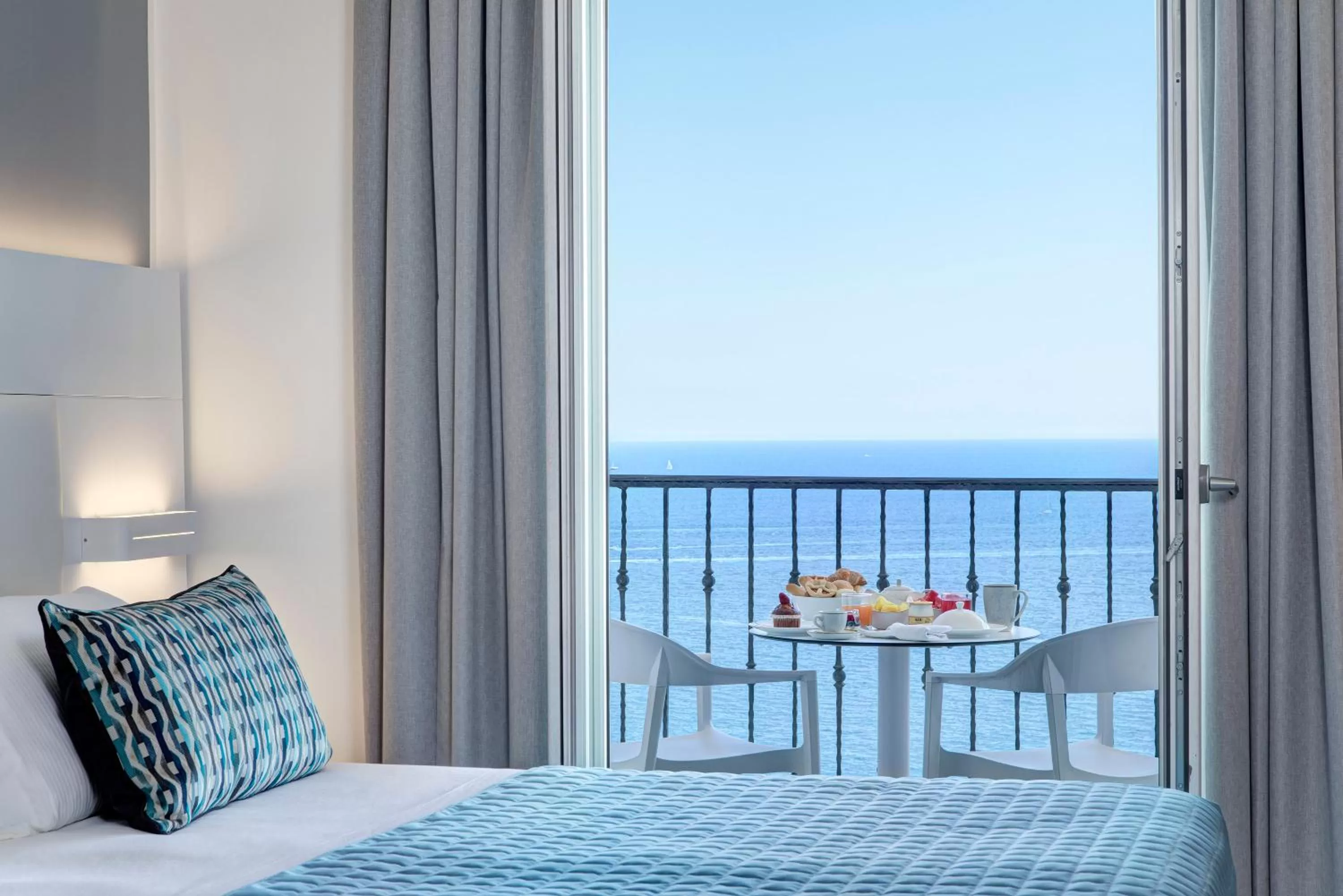 Breakfast, Bed in Lloyd's Baia Hotel