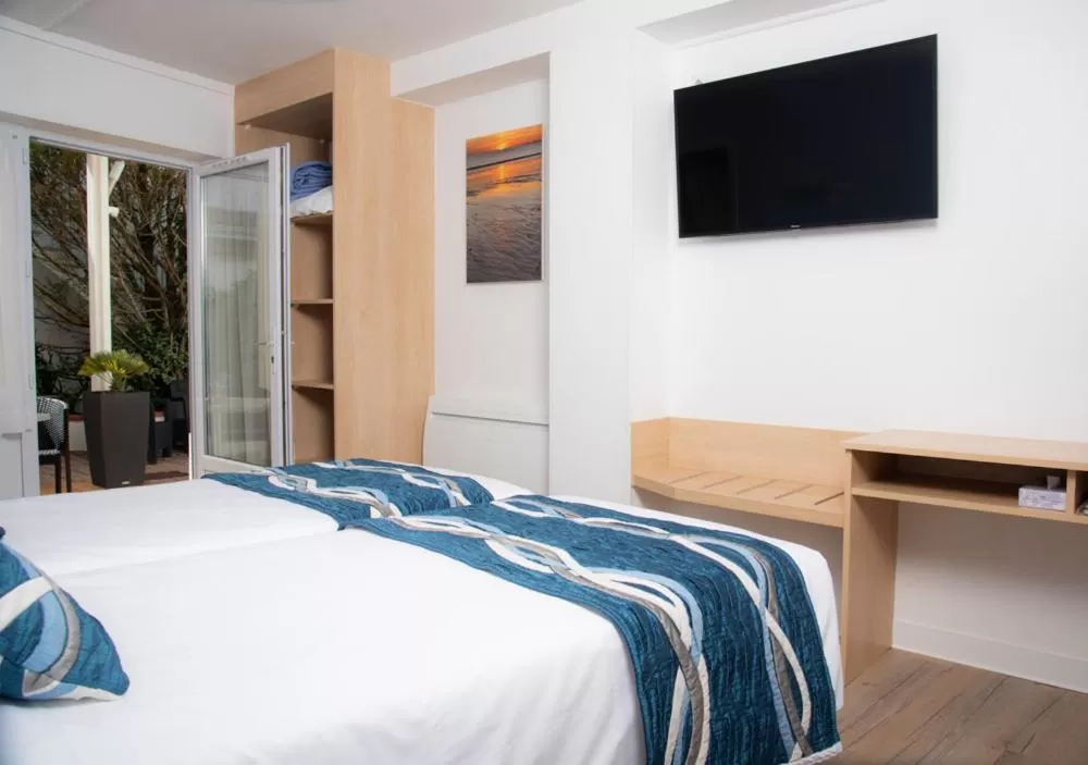 Patio, Bed in Hotel Les Dunes