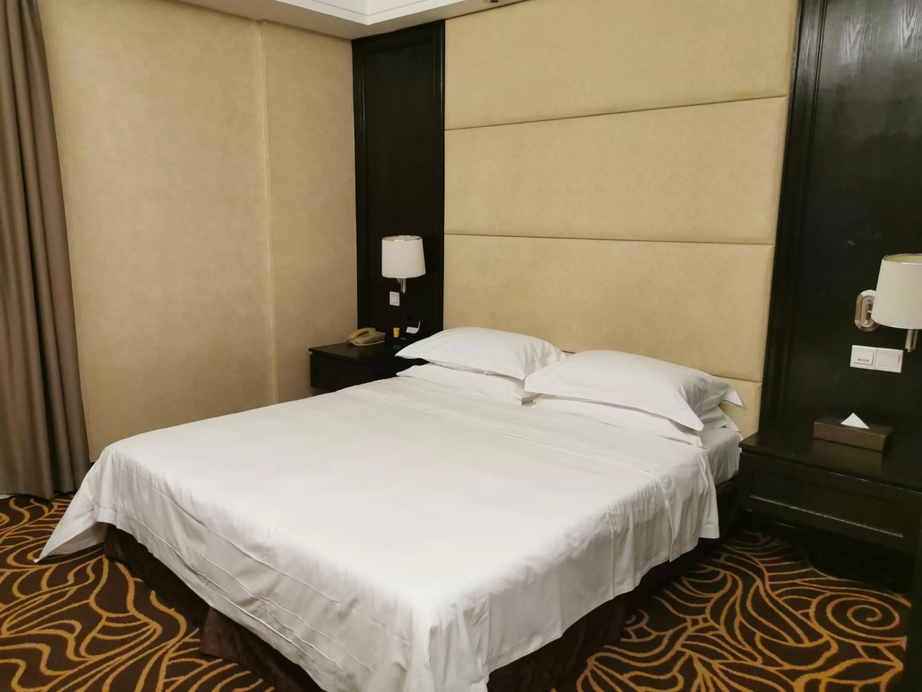 People, Bed in Hua Shi Hotel