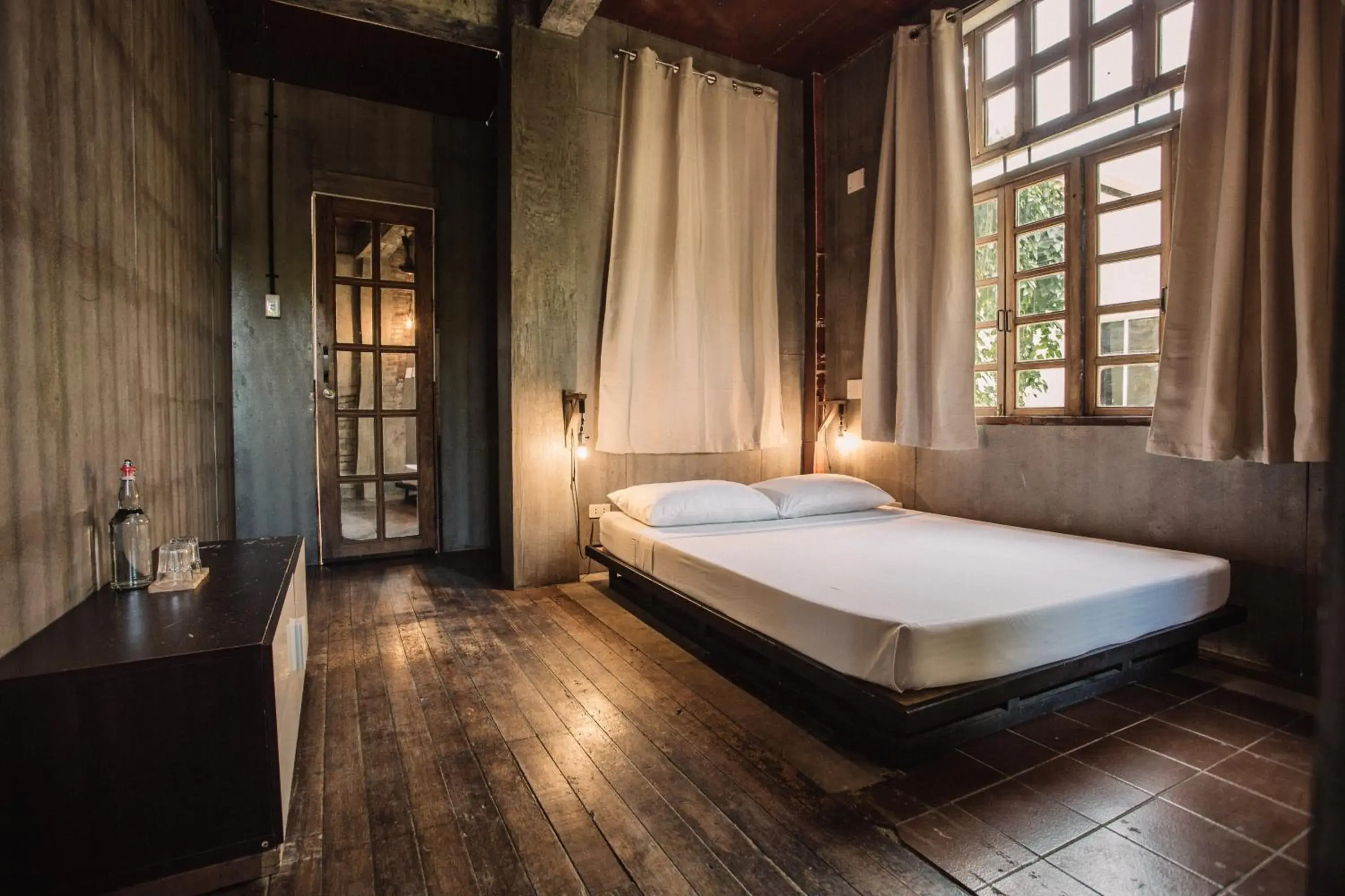 Deluxe Double Room with Private Bathroom in The Flying Fish Hostel Deluxe Double Room with Private Bathroom in The Flying Fish Hostel