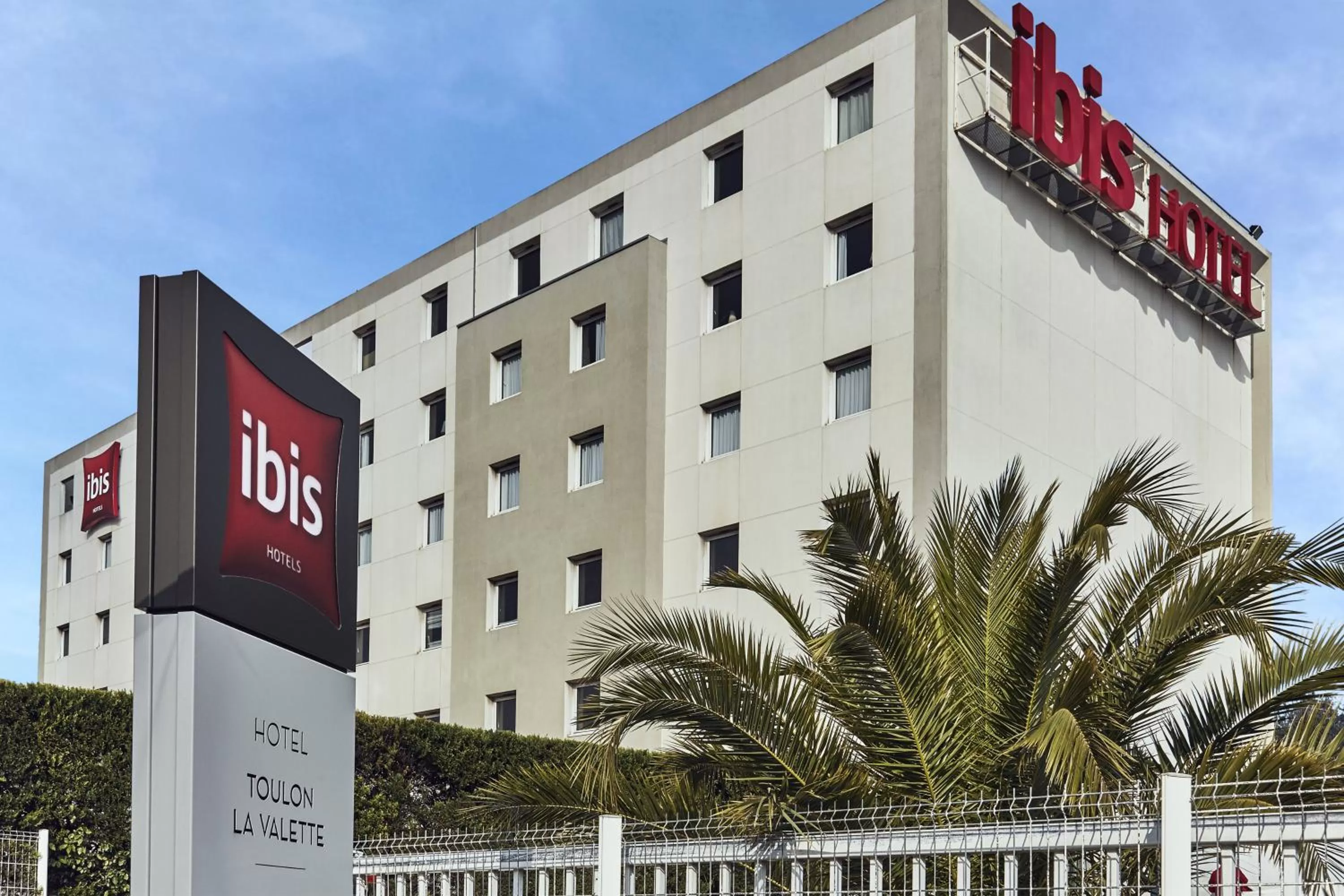 Facade/entrance in ibis Toulon La Valette