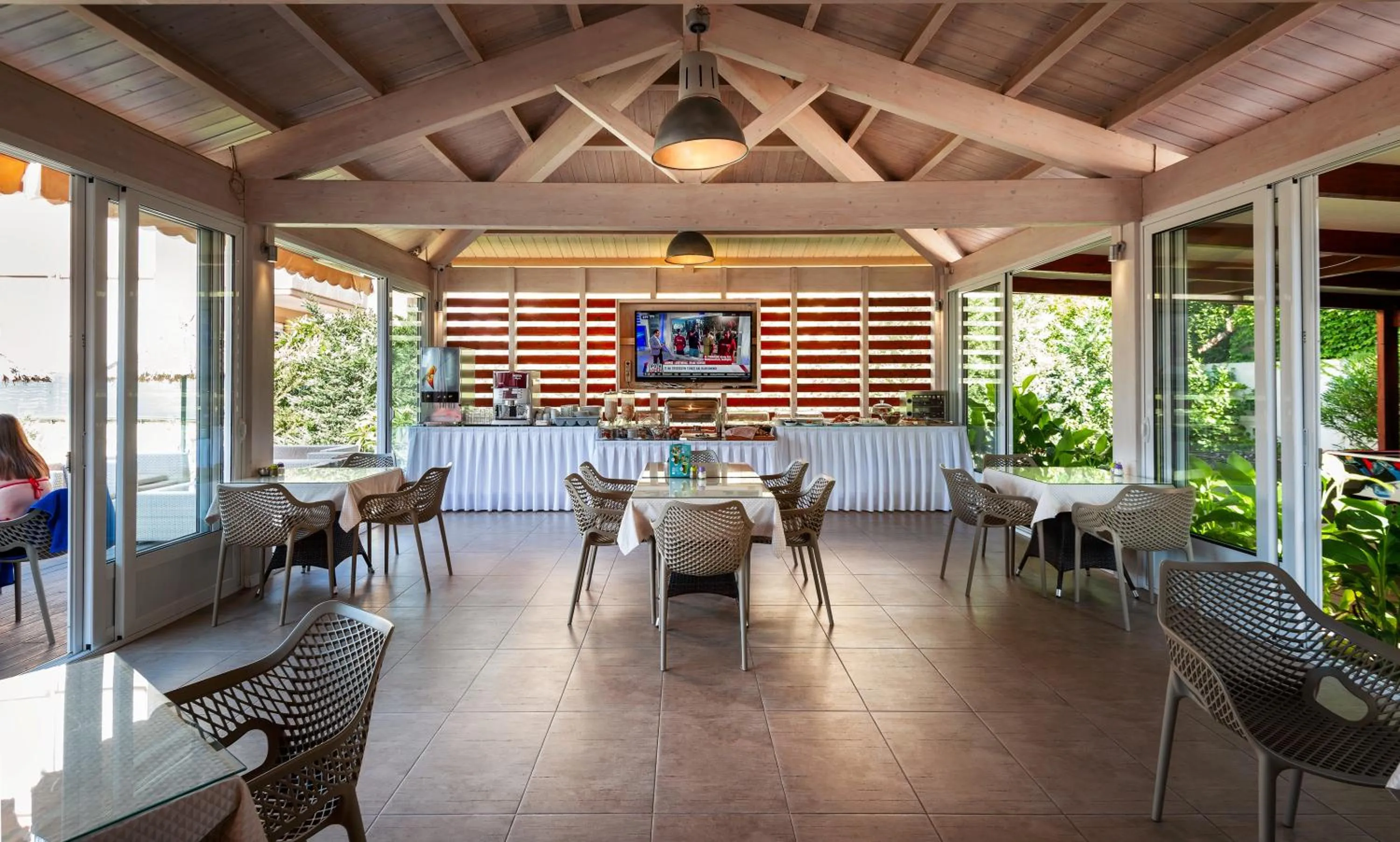 Restaurant/places to eat in Sunday Hotel