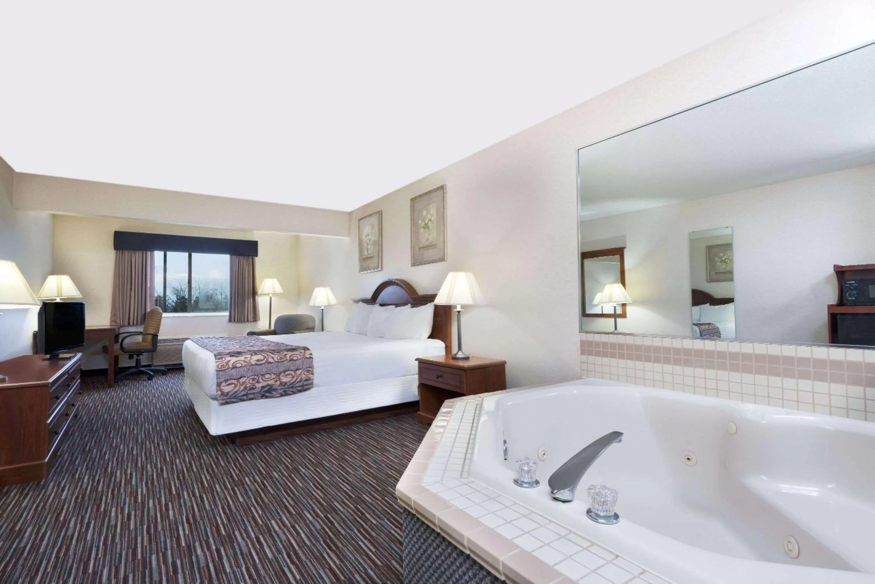 Photo of the whole room, Bed in Baymont by Wyndham Columbus/Rickenbacker