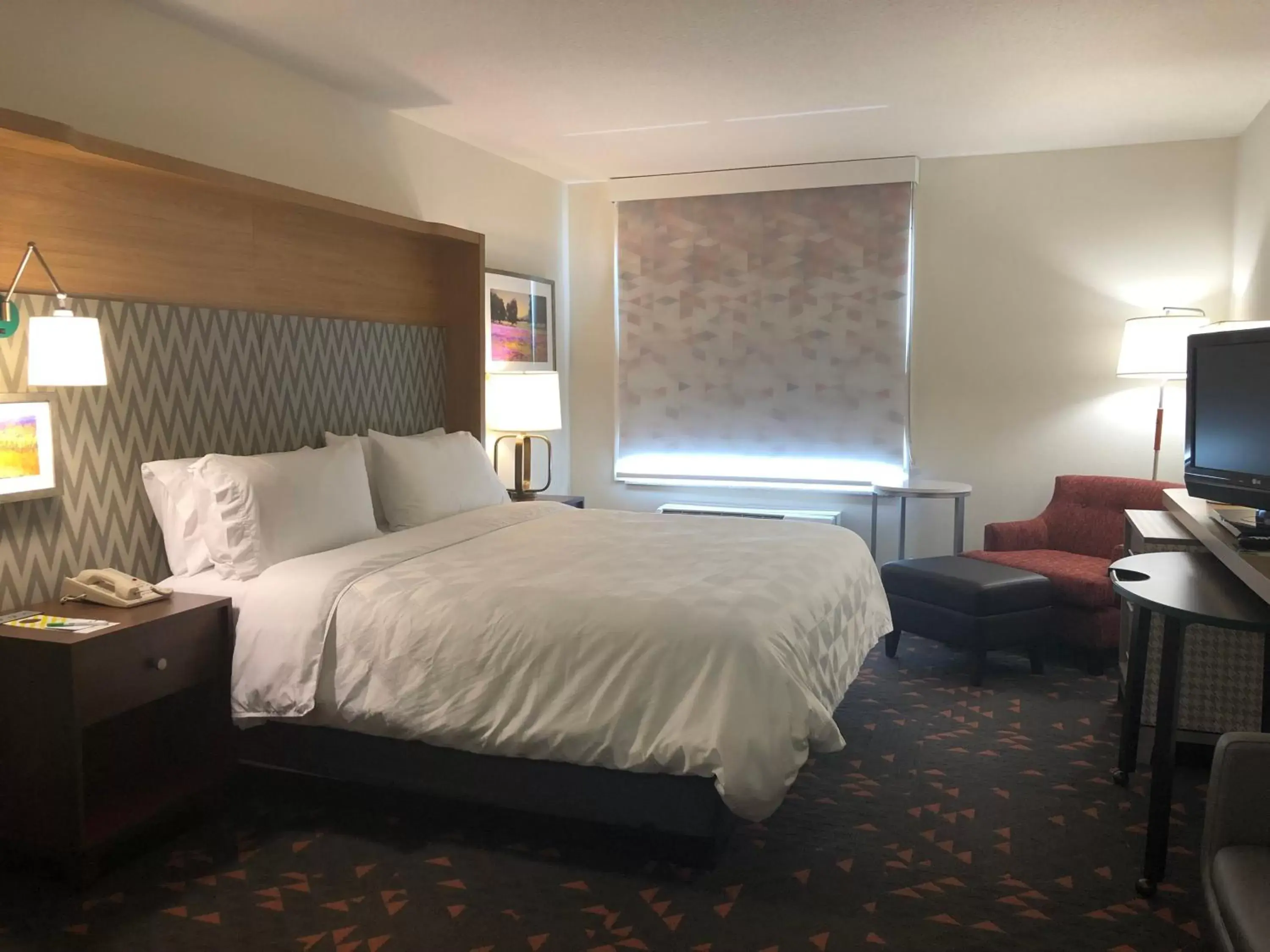 Standard King Room in Holiday Inn Statesboro-University Area by IHG Standard King Room in Holiday Inn Statesboro-University Area by IHG