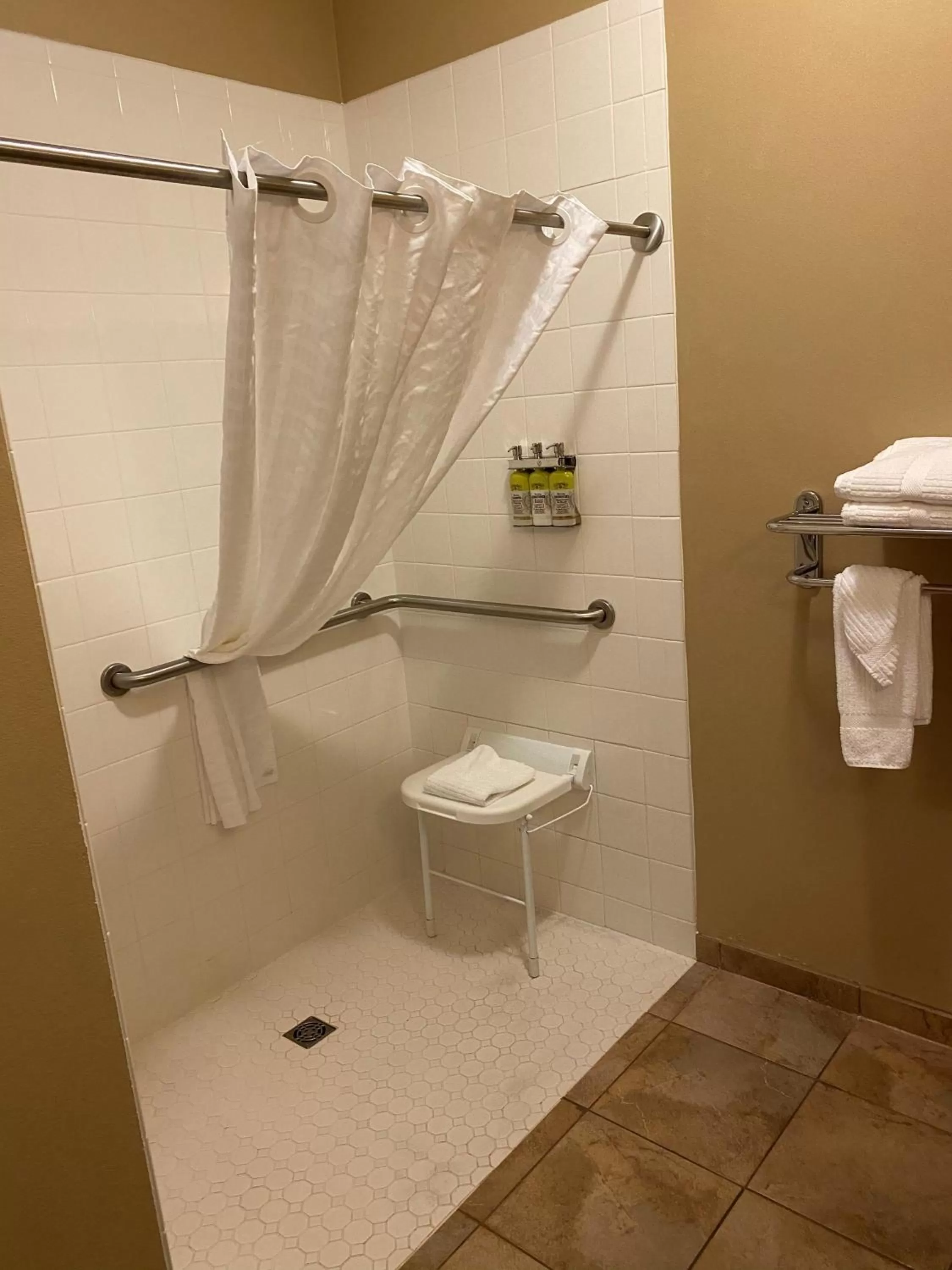 Bathroom in Candlewood Suites Radcliff - Fort Knox by IHG