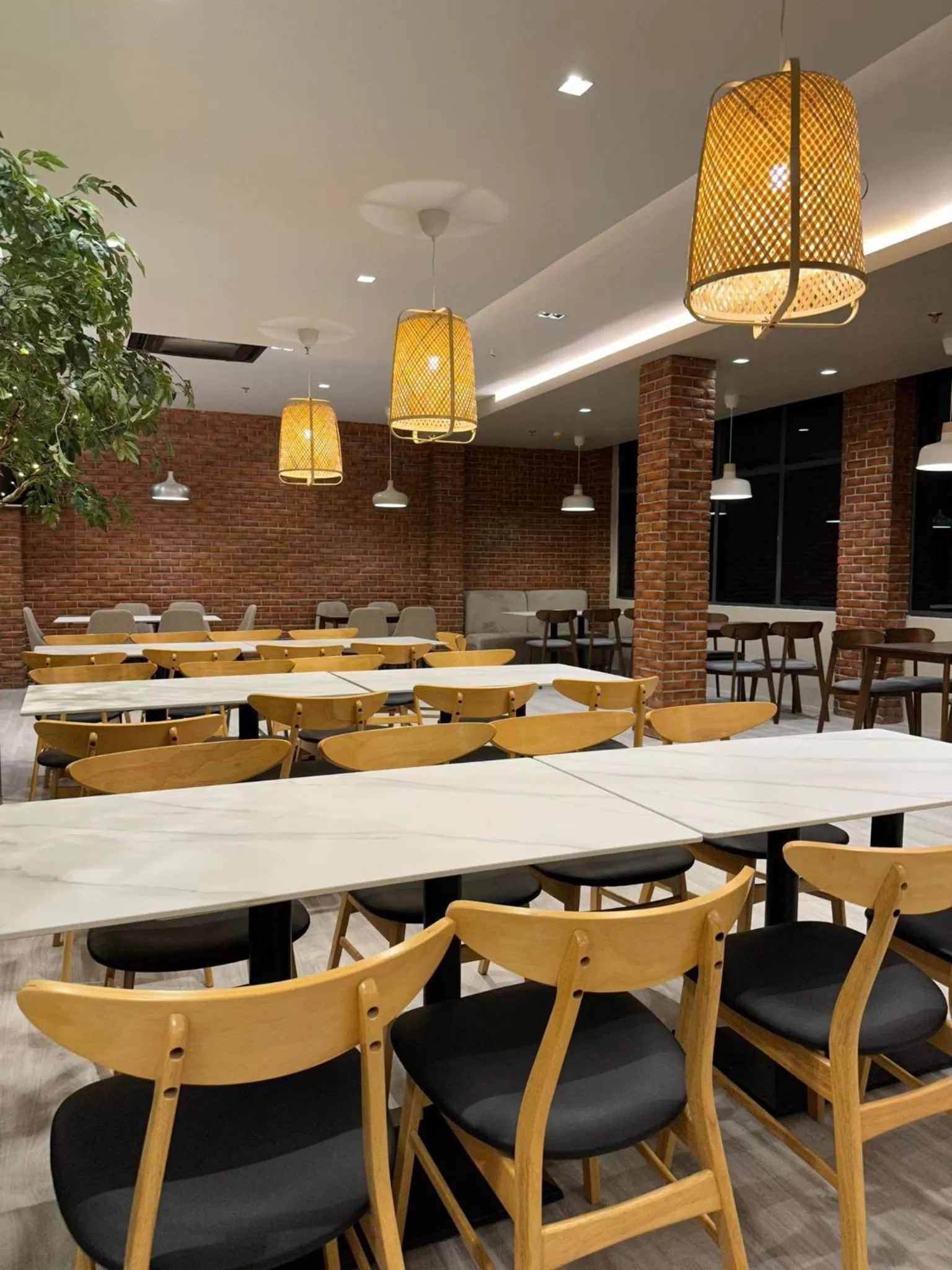 Restaurant/places to eat in West Prime Hotel