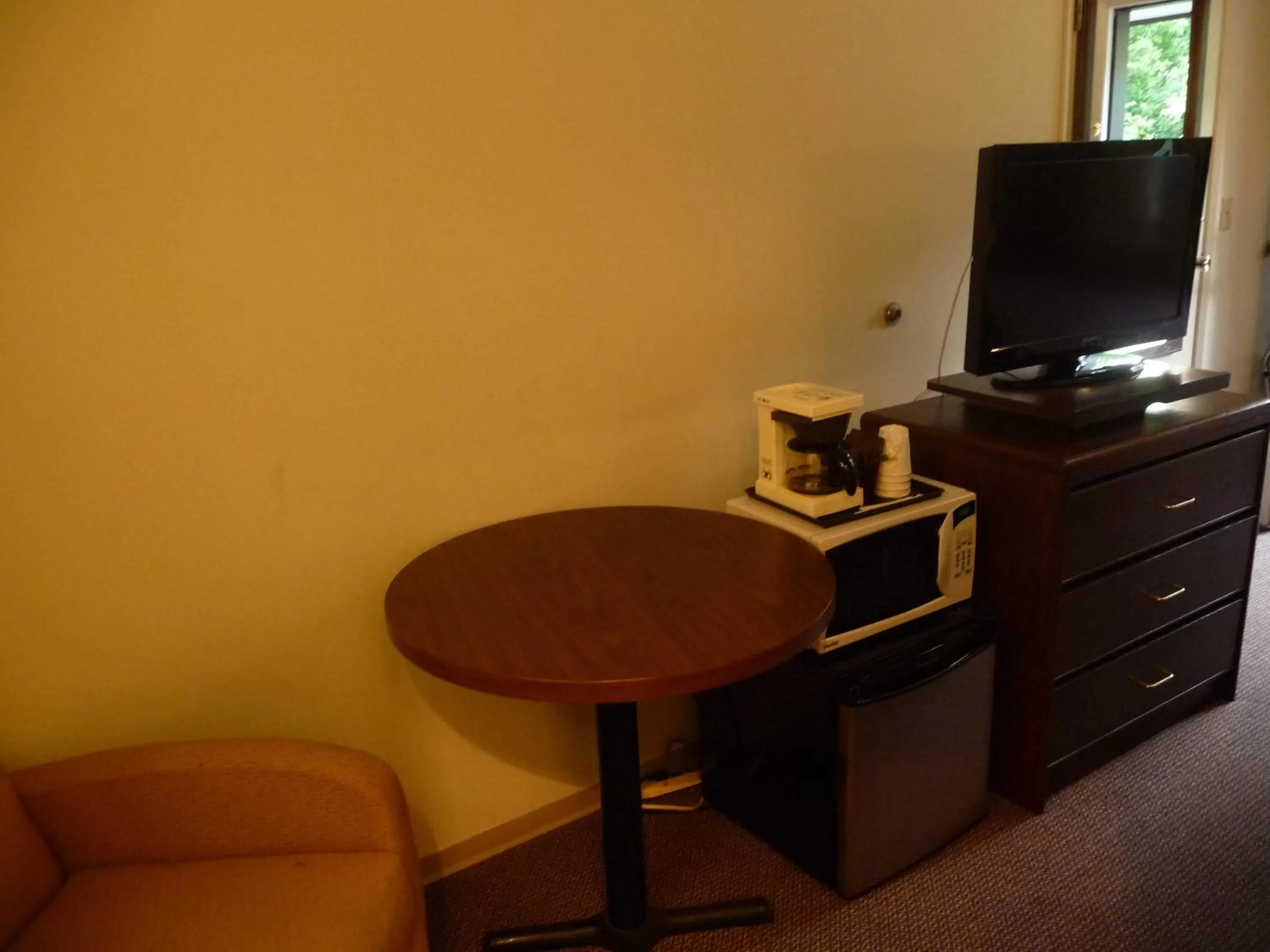 TV and multimedia in Super 8 by Wyndham Kamloops East