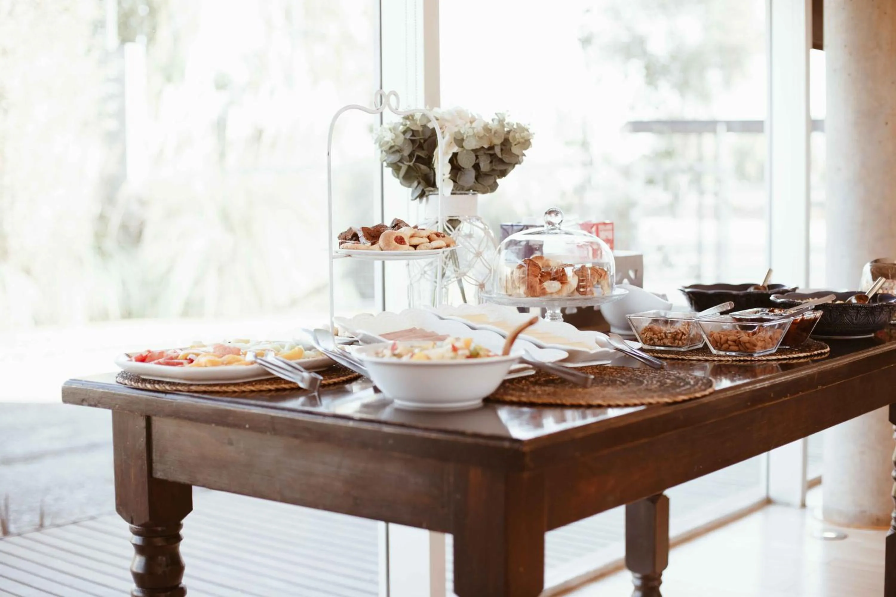 Restaurant/places to eat in Herradura Hotel Suites