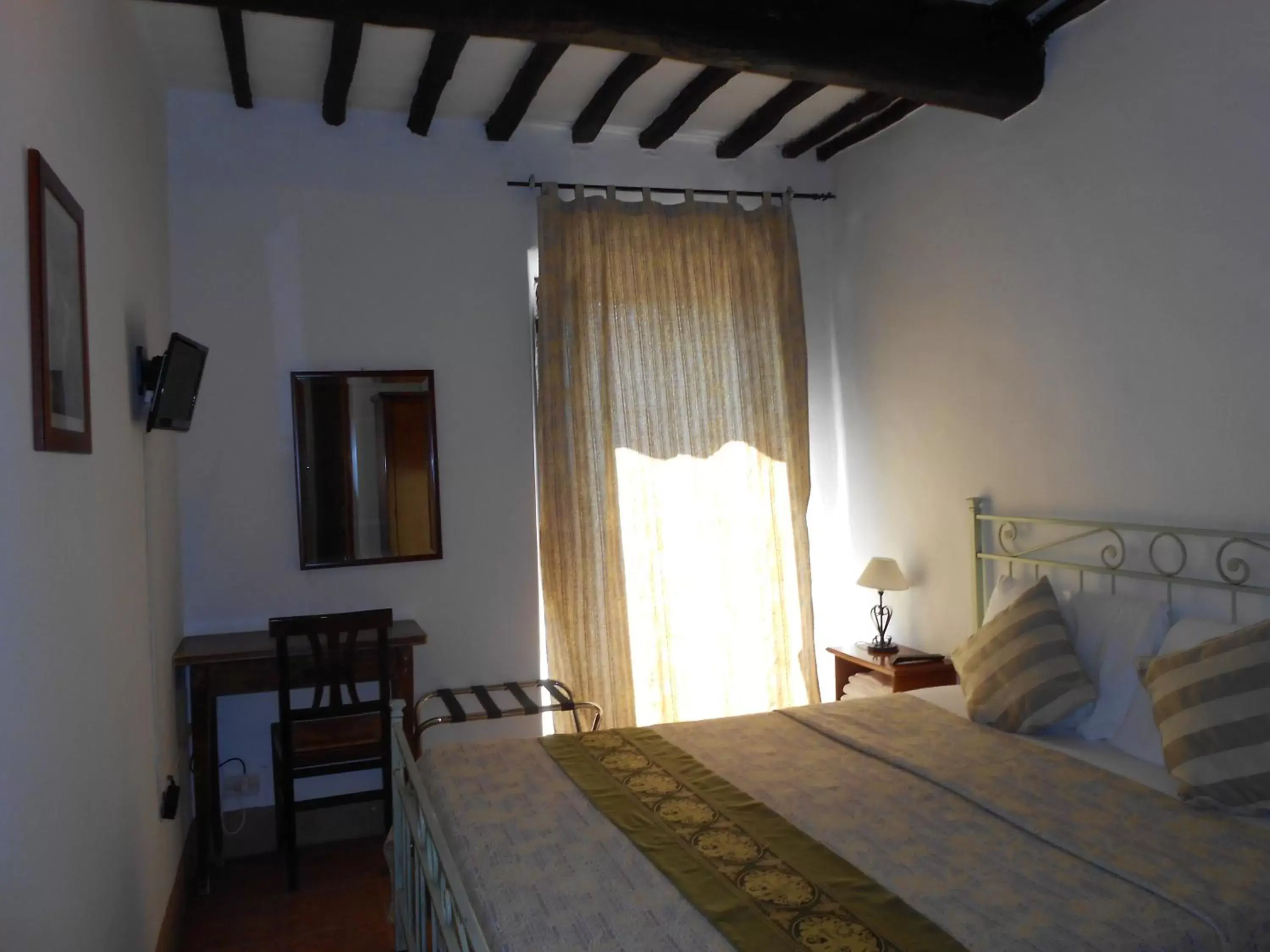 Double or Twin Room with Shared Bathroom - single occupancy in Civita B&B Double or Twin Room with Shared Bathroom - single occupancy in Civita B&B