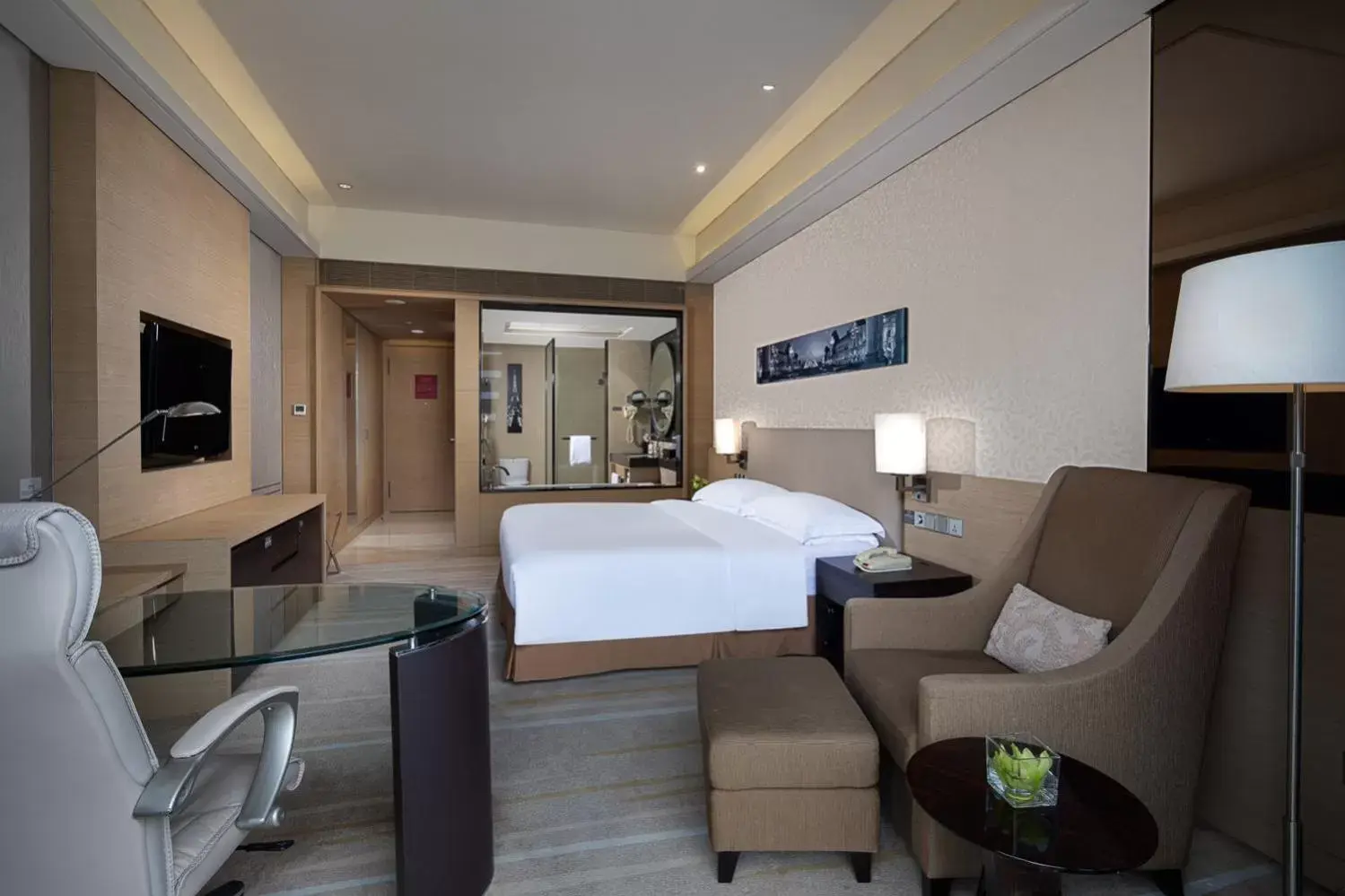 Premium King Room - Lounge Access in Crowne Plaza Guangzhou Huadu by IHG - Free Shuttle bus between hotel to Exhibition Center During Canton Fair Premium King Room - Lounge Access in Crowne Plaza Guangzhou Huadu by IHG - Free Shuttle bus between hotel to Exhibition Center During Canton Fair