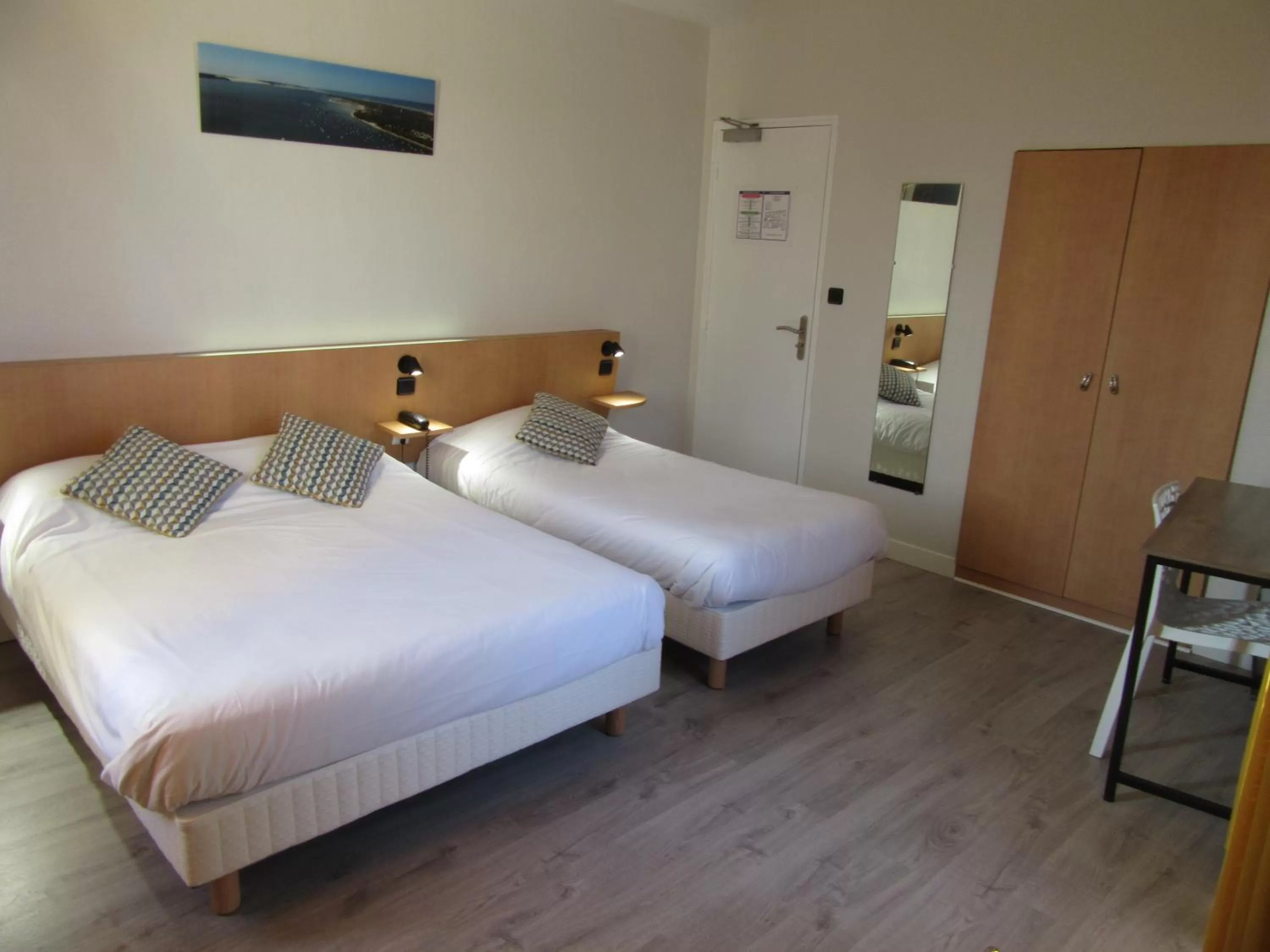 Bed in Hotel de France