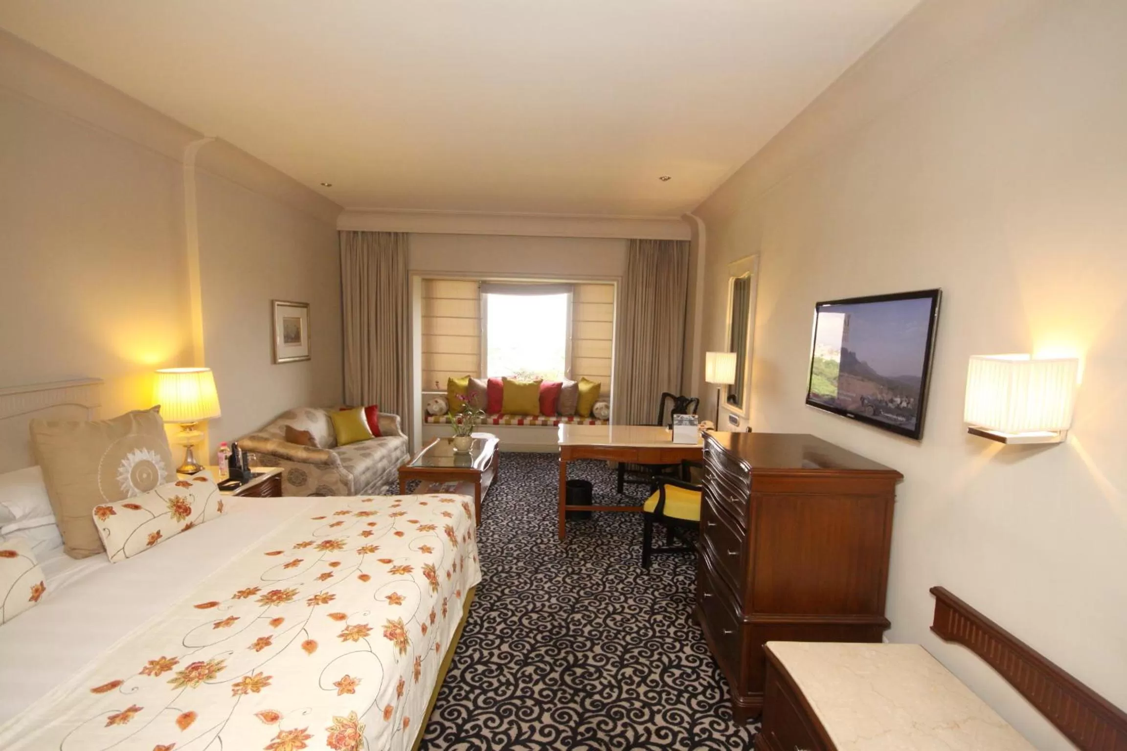 Photo of the whole room, Bed in Taj Bengal