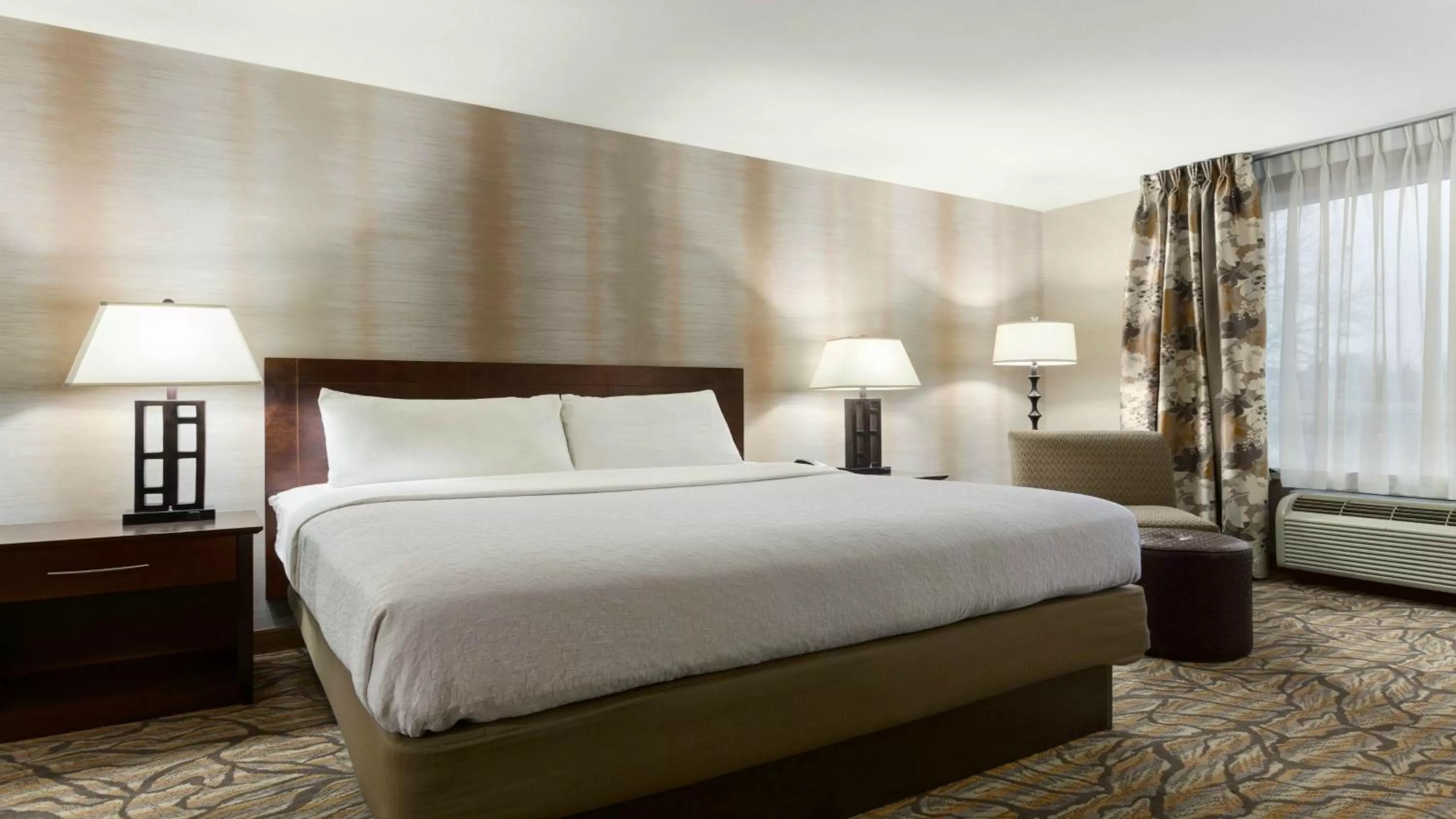 Photo of the whole room, Bed in Holiday Inn Hotel & Suites Gateway by IHG