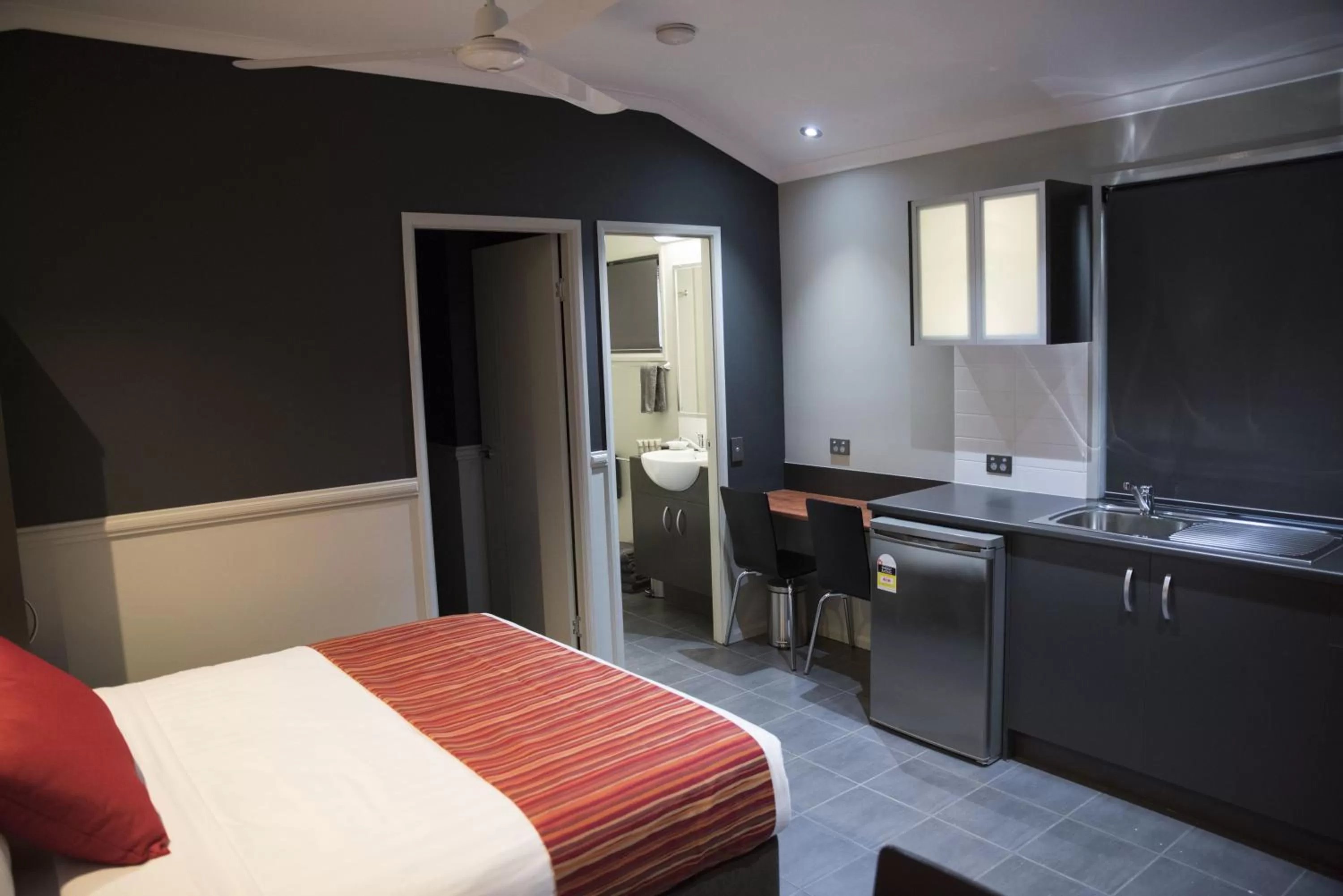 Kitchen or kitchenette, Bed in The Rocks Motel