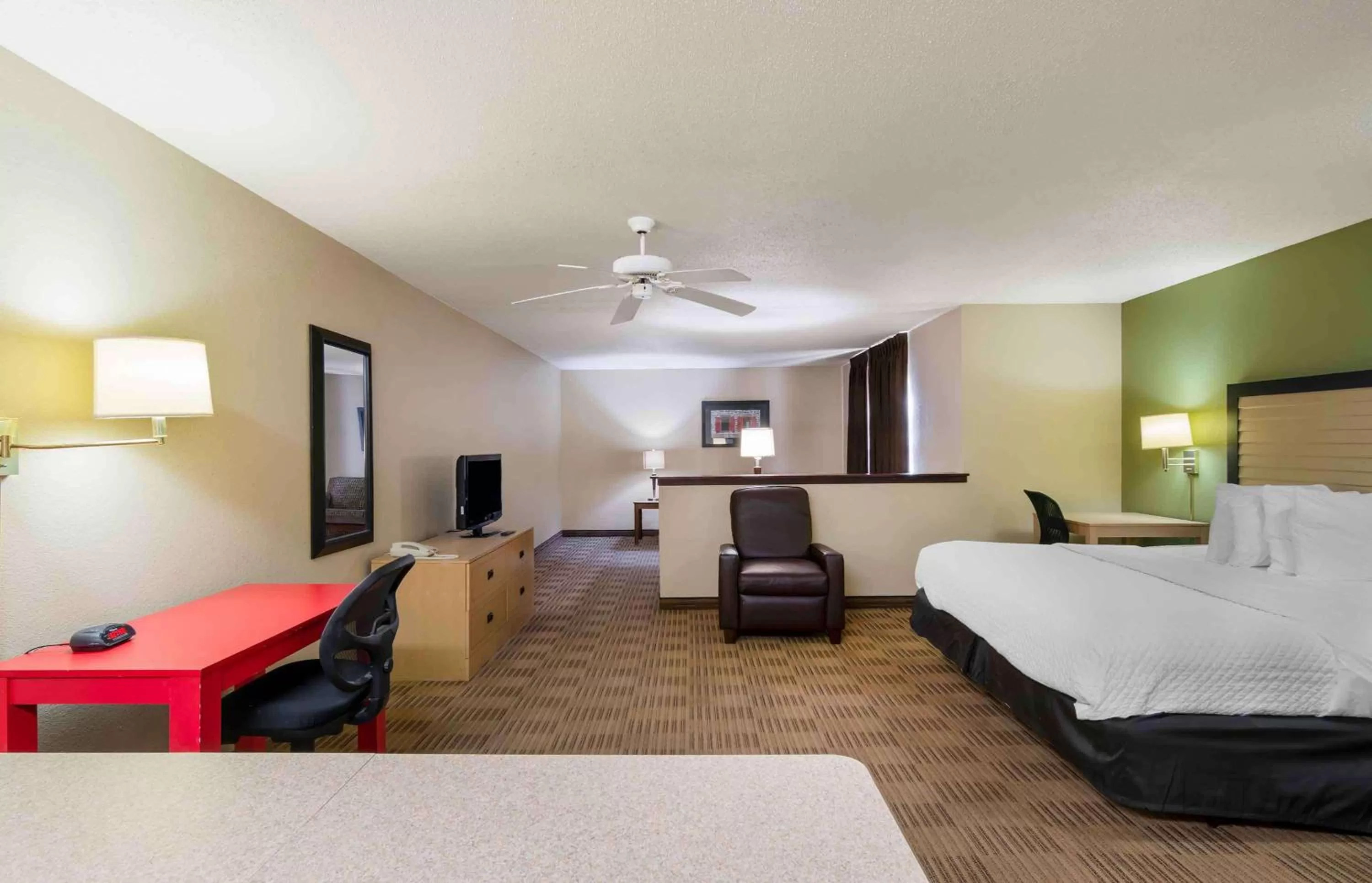 Bedroom, Bed in Extended Stay America Suites - Kansas City - Overland Park - Quivira Rd