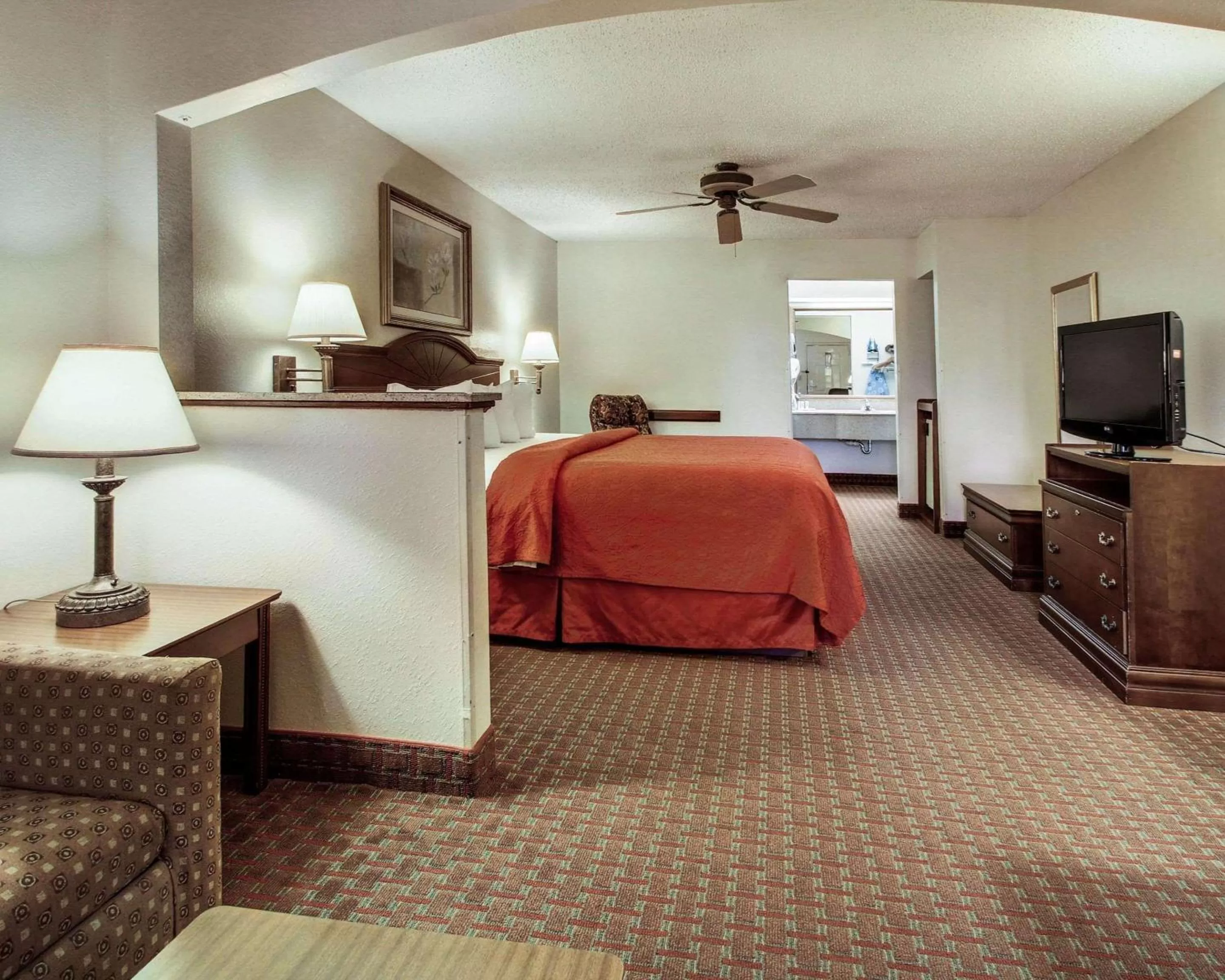 Photo of the whole room, Bed in Quality Inn & Suites Clinton - Jackson West