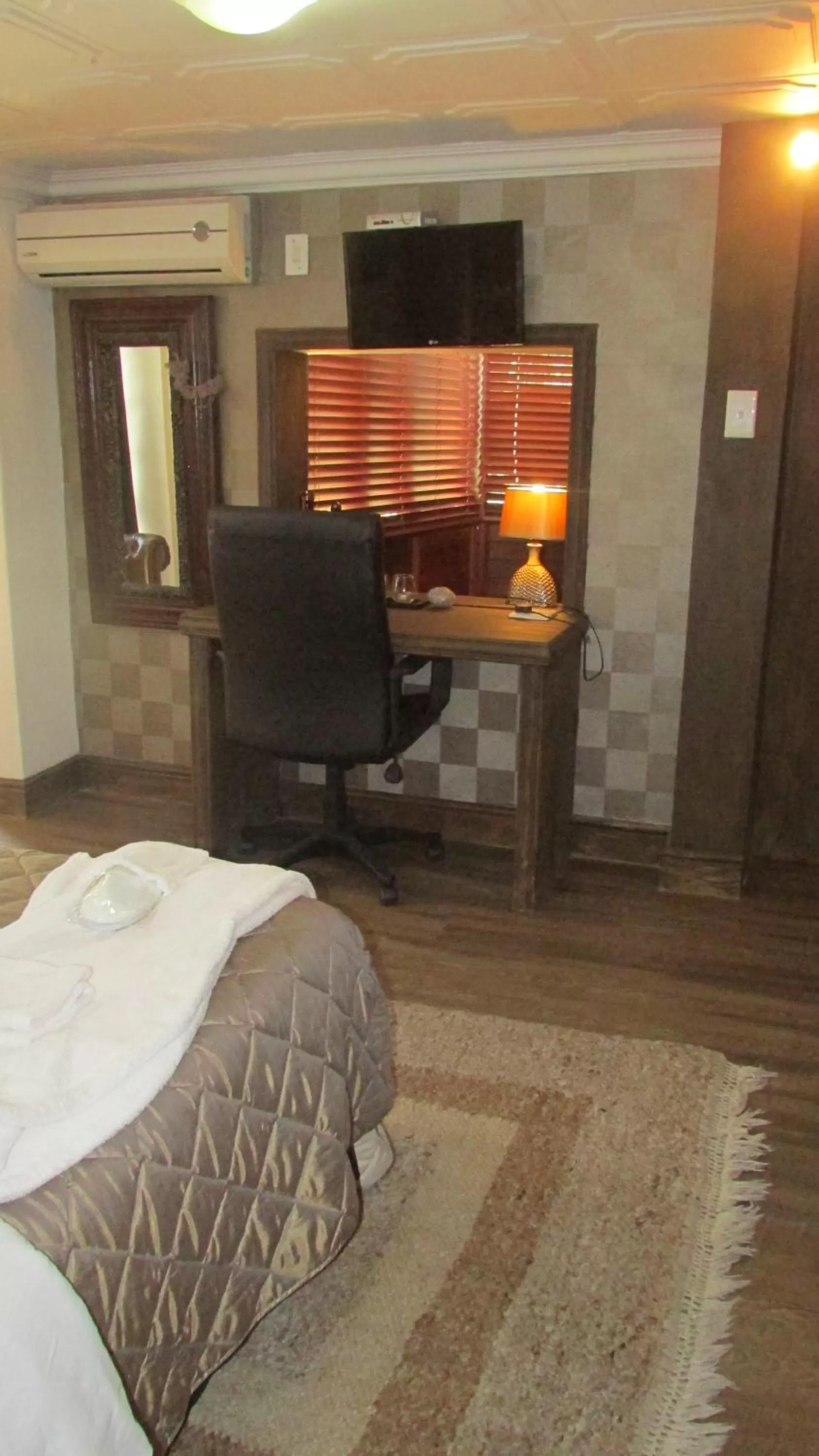 Bedroom, Bed in Victoria Manor