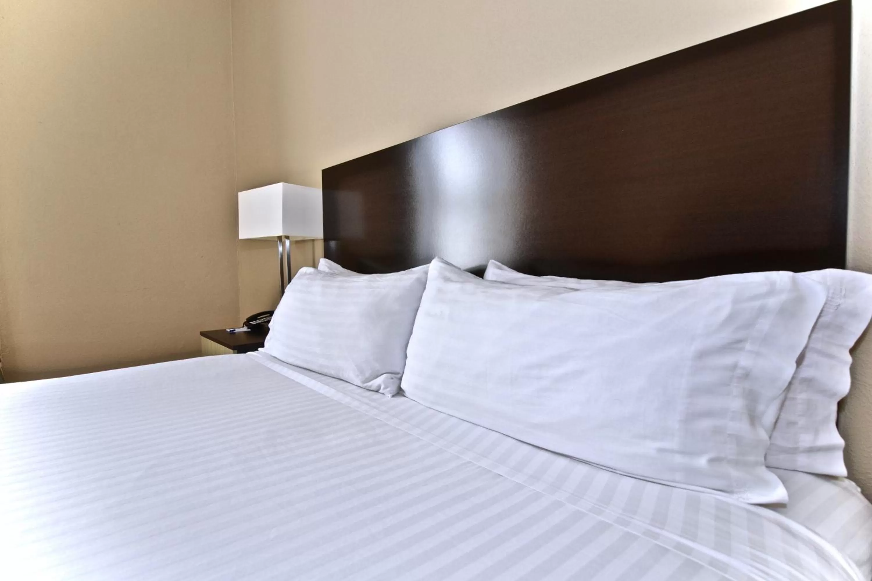 Photo of the whole room, Bed in Holiday Inn Express Cleveland Downtown by IHG