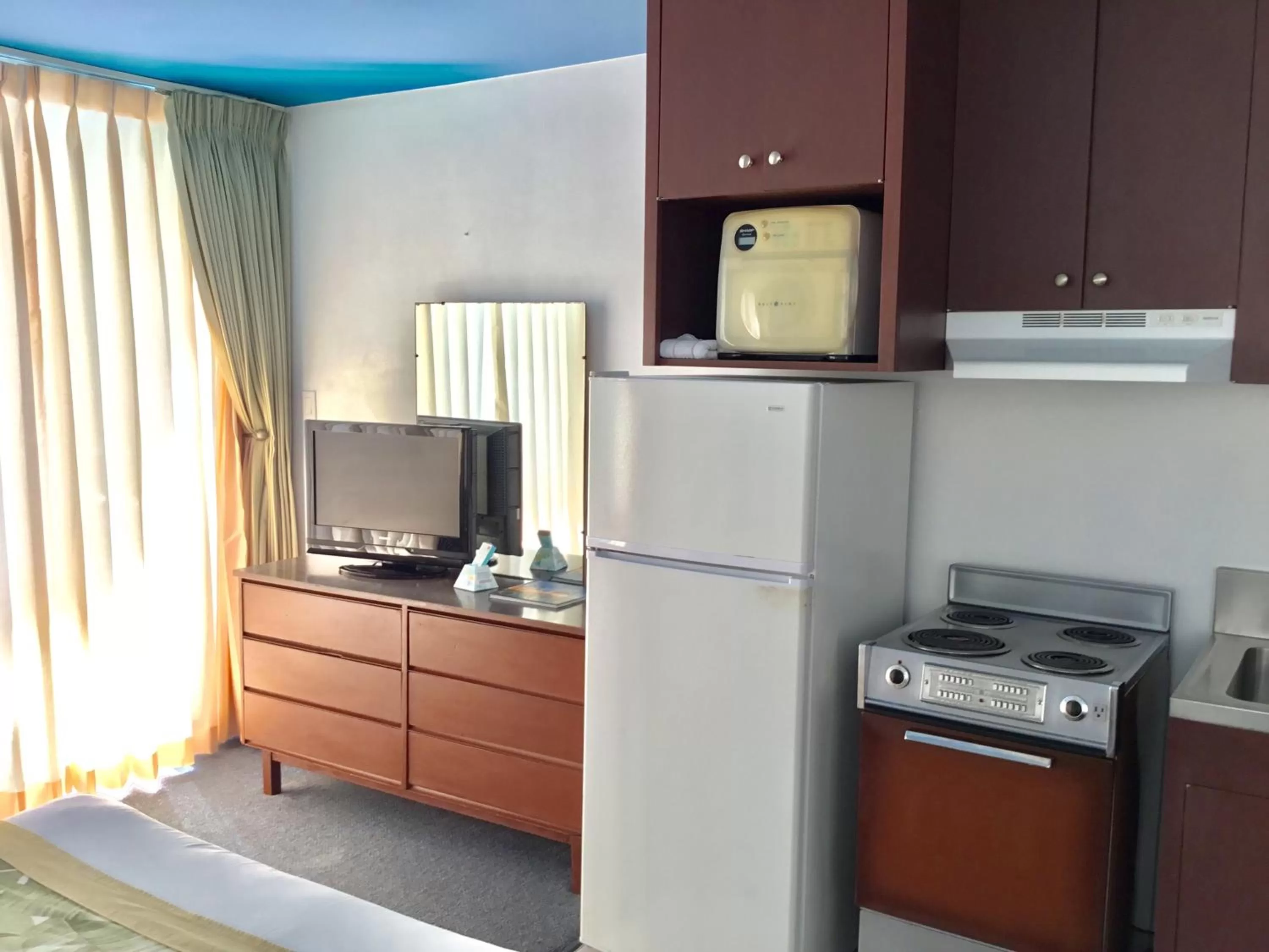 TV and multimedia in Holiday Surf Hotel (with full kitchen)