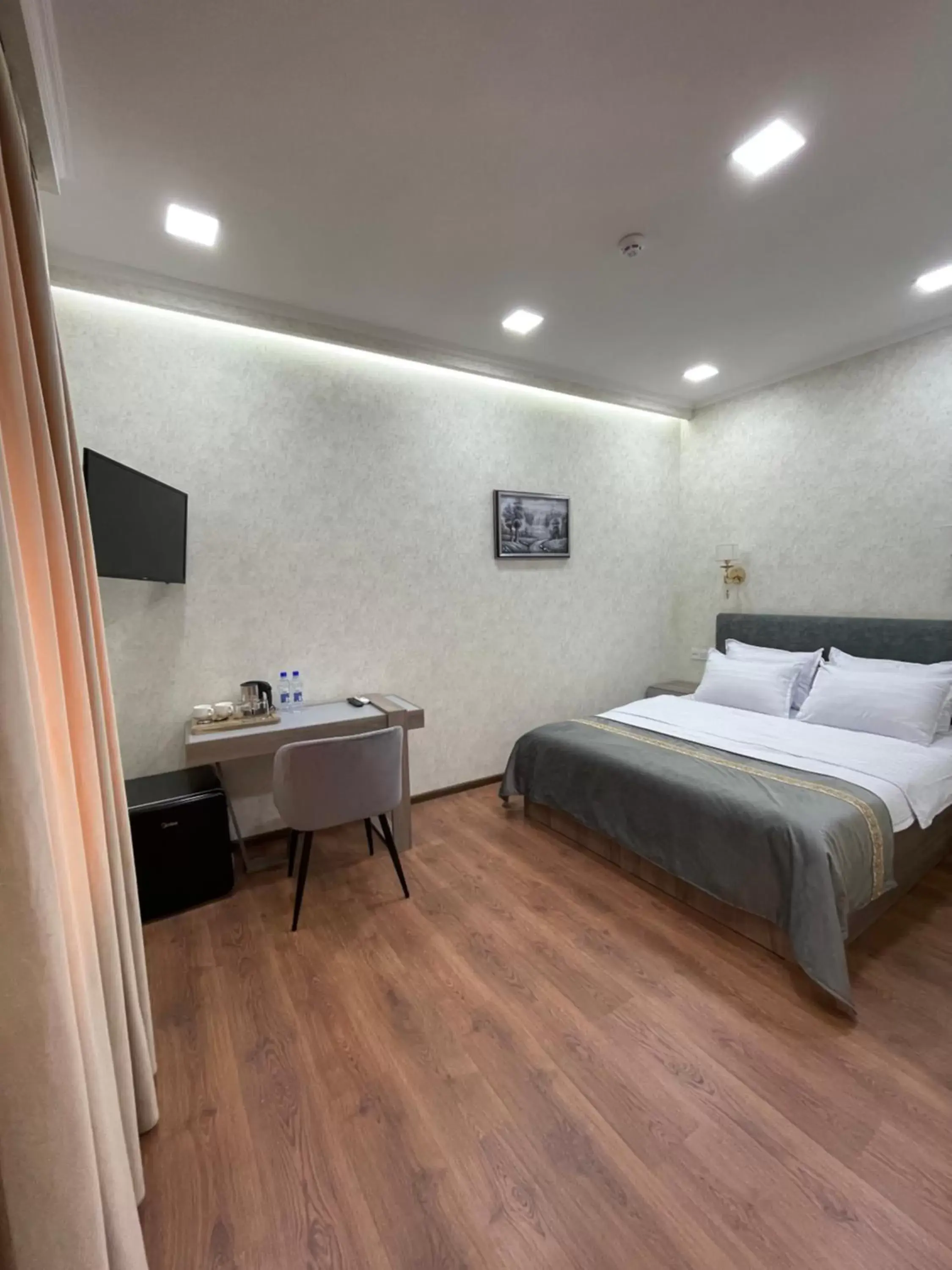 Standard Queen Room in Registon Saroy Hotel Standard Queen Room in Registon Saroy Hotel