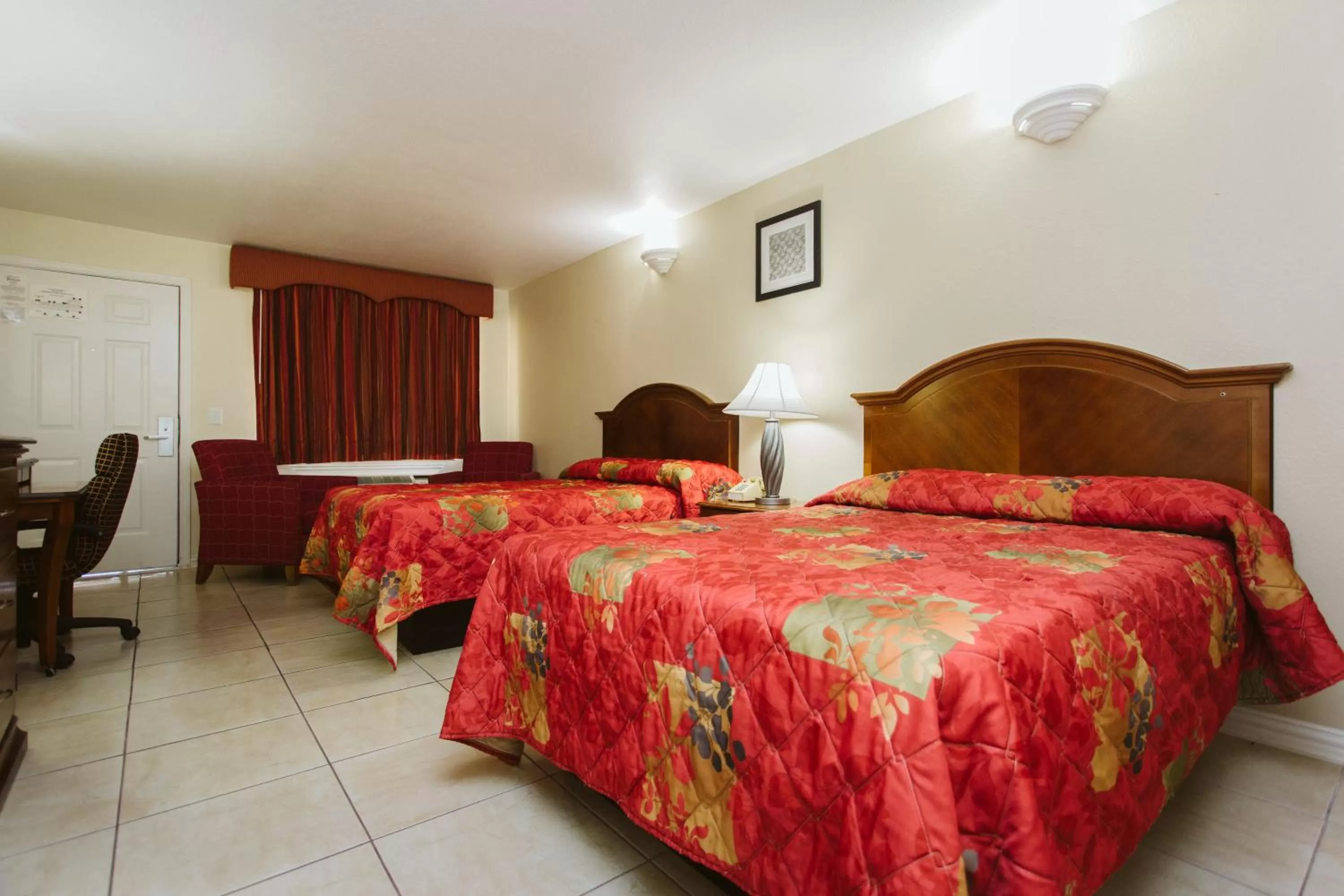 Bedroom, Bed in Space City Inn