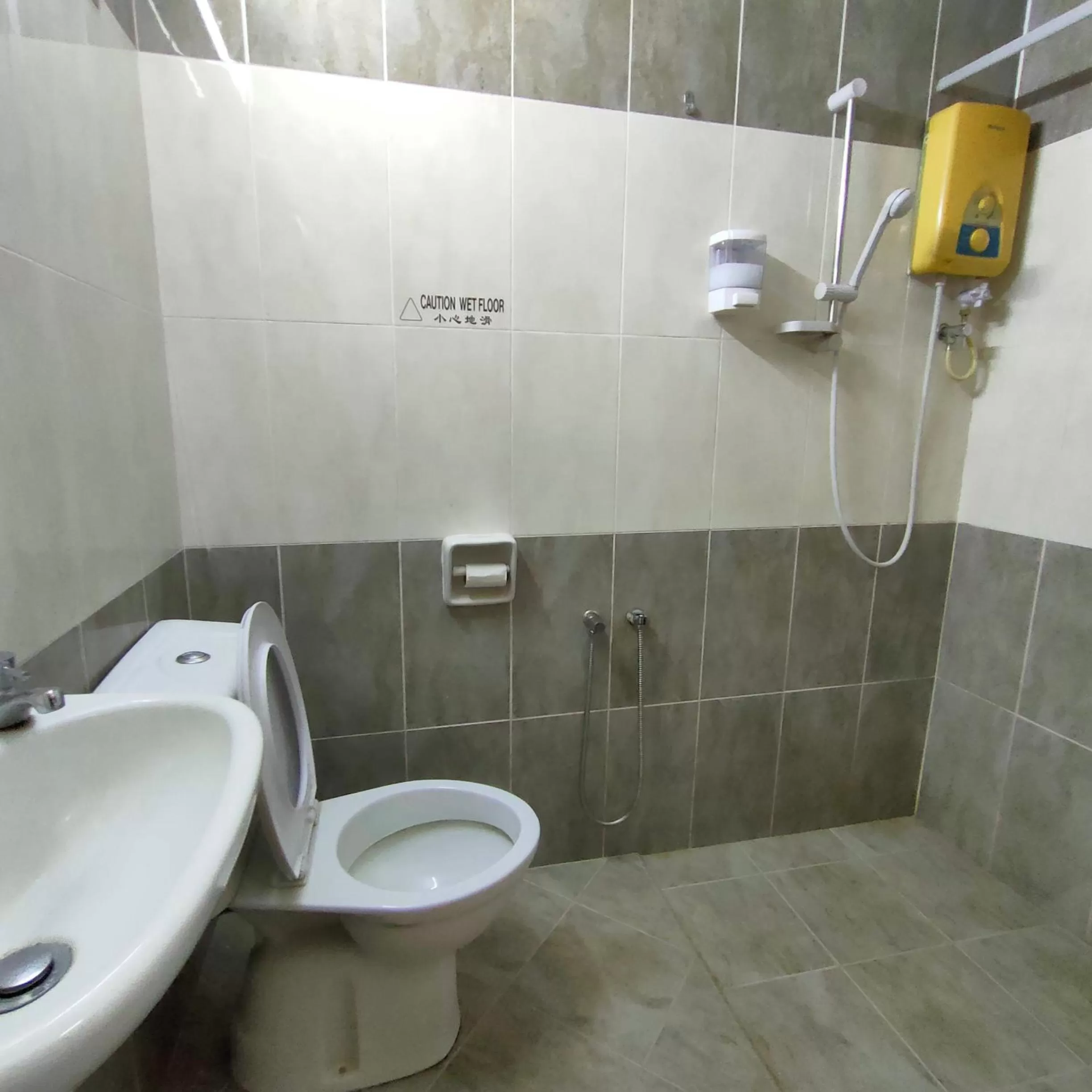 Shower in Cozzy Motel Malacca